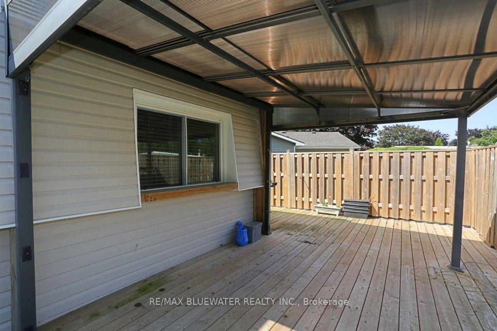 25 Maple Grove Court W, South Huron, ON N0M 1T0 photo 2