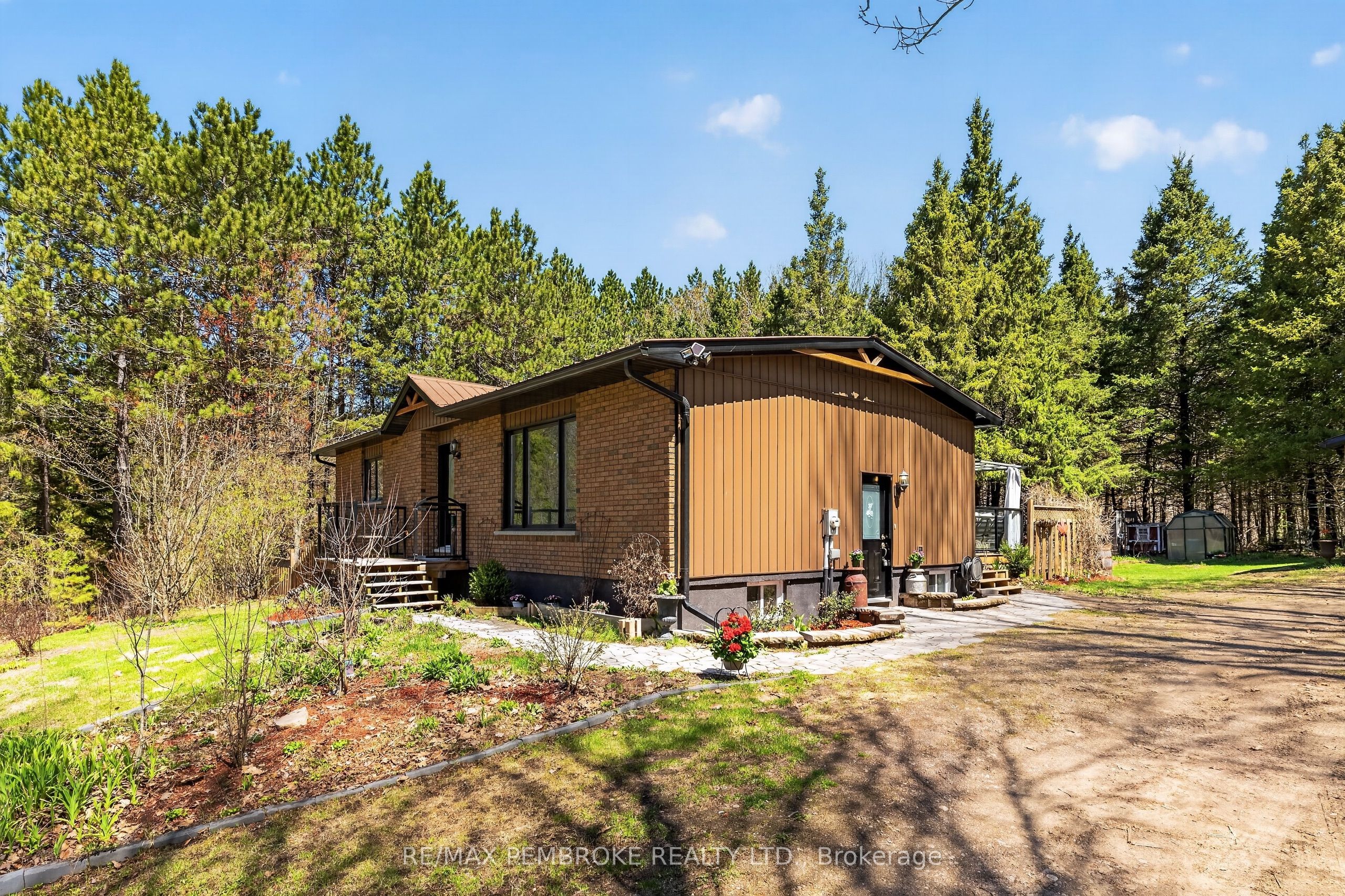 1346 Station Hill Road, Laurentian Valley, ON K8A 6W7