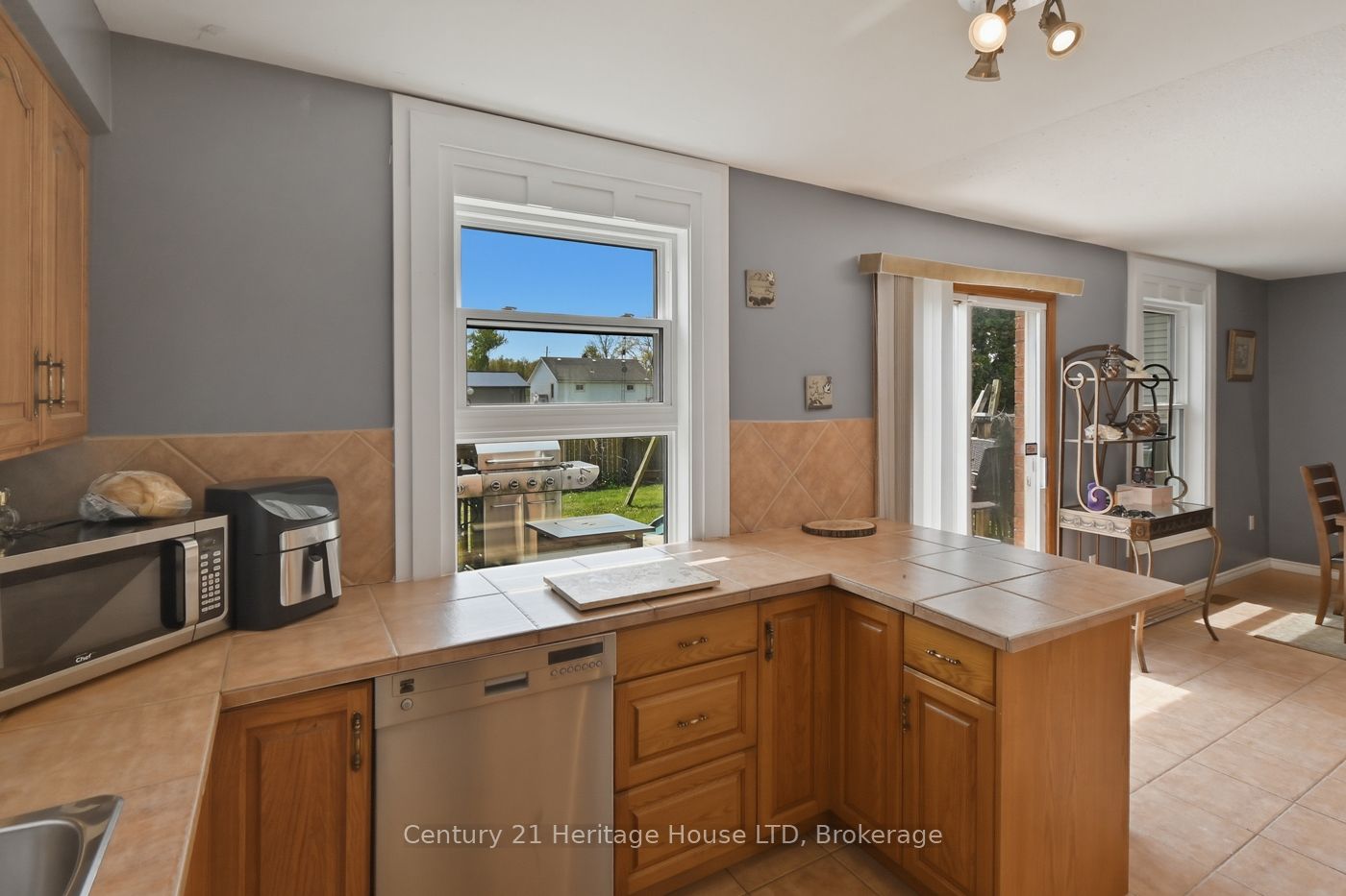 6864 Sunrise Court, Niagara Falls, ON L2G 7V2