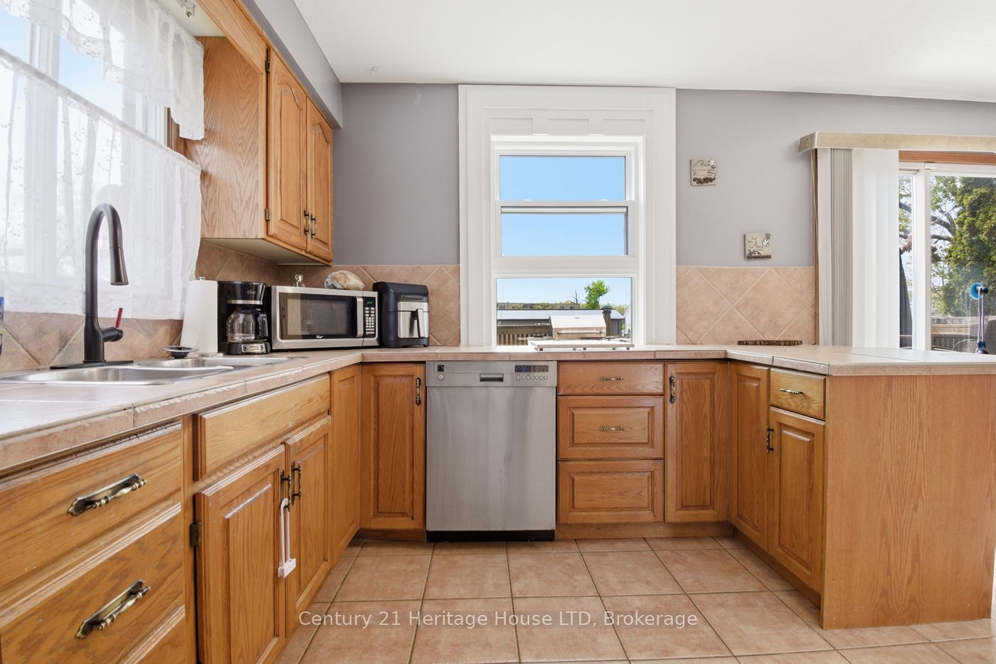 6864 Sunrise Court, Niagara Falls, ON L2G 7V2 photo 3