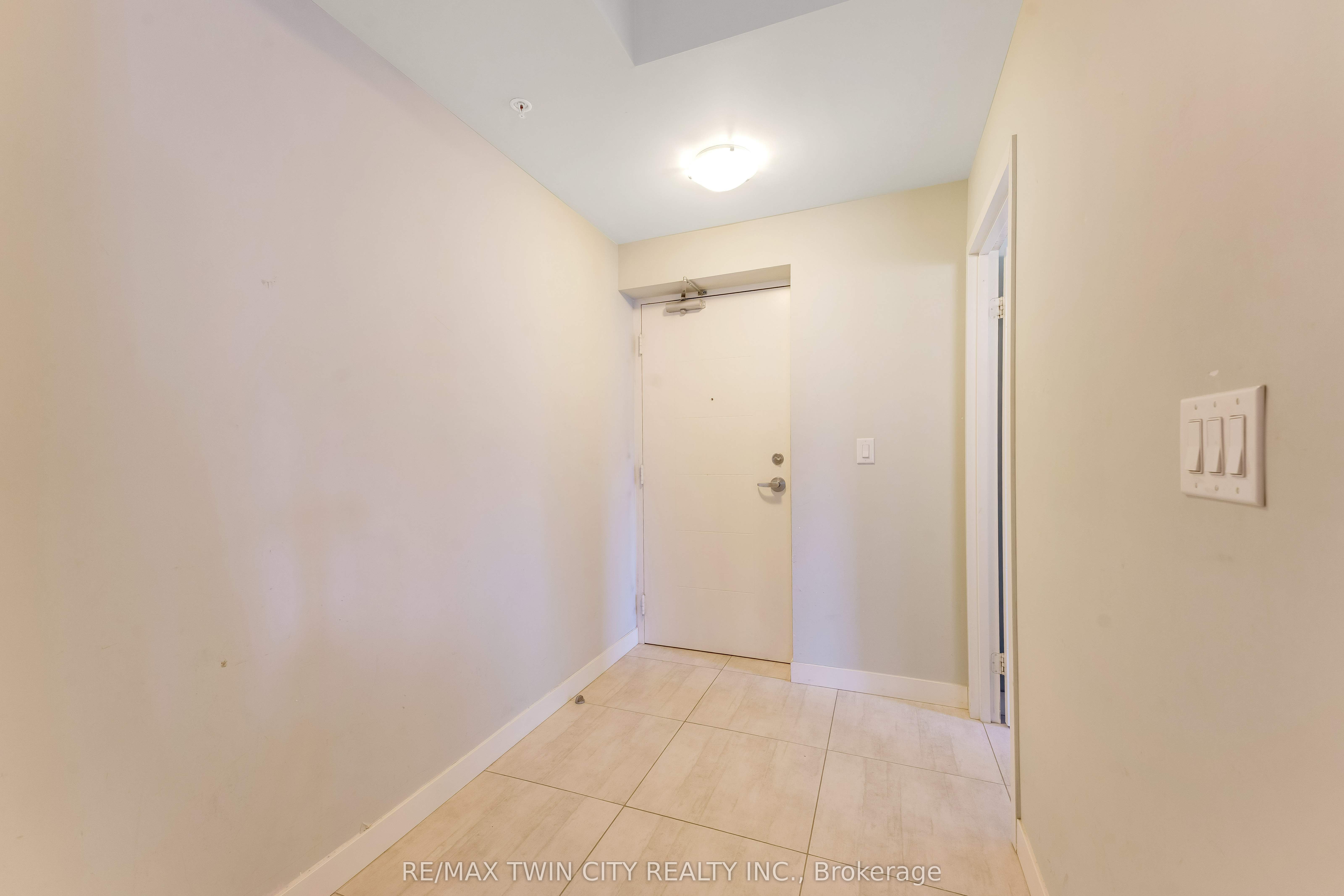 318 Spruce Street E 1102, Waterloo, ON N2L 3M6 photo 4