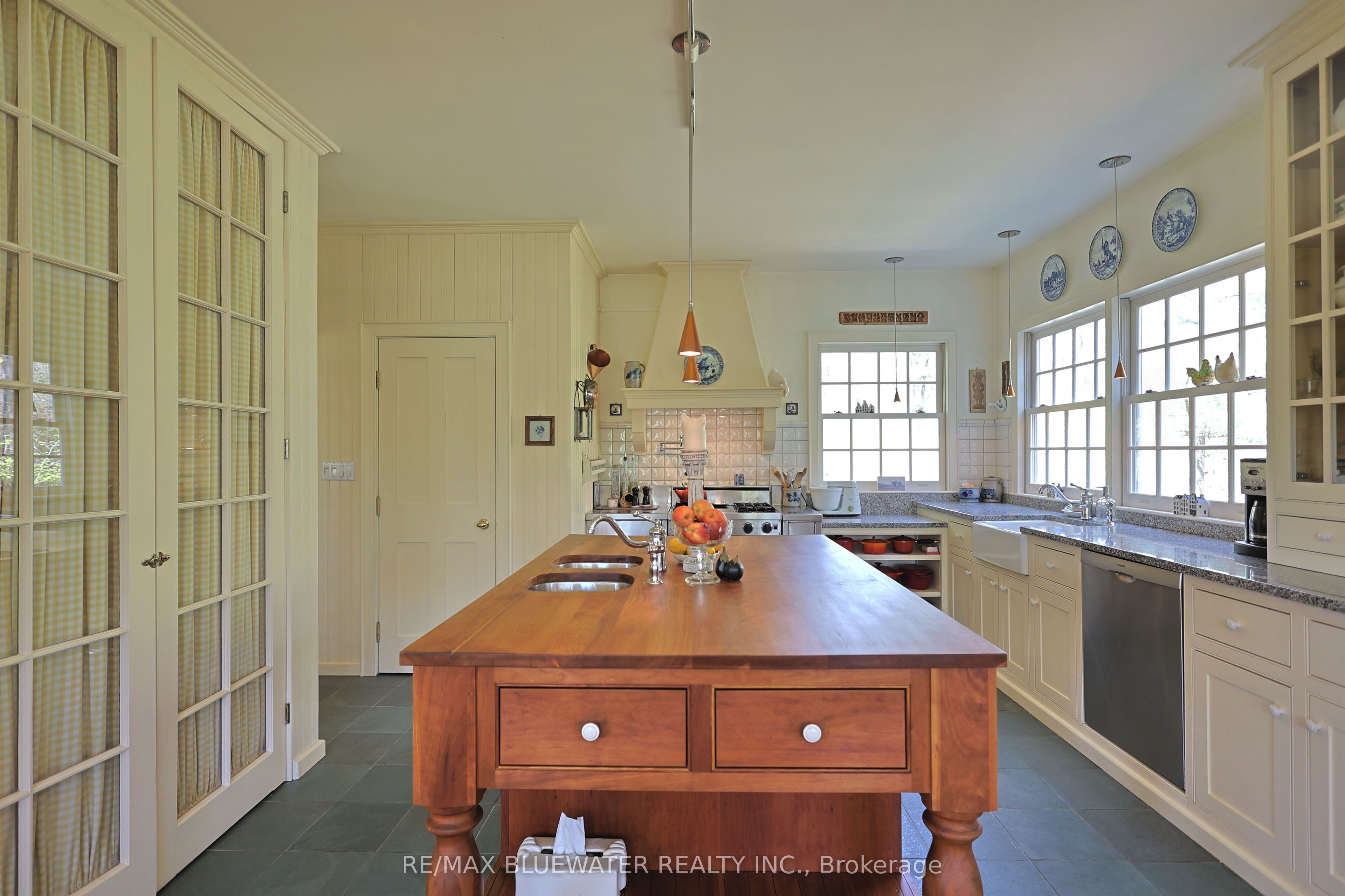 10043 Old River Road, Lambton Shores, ON N0M 1T0 photo 3