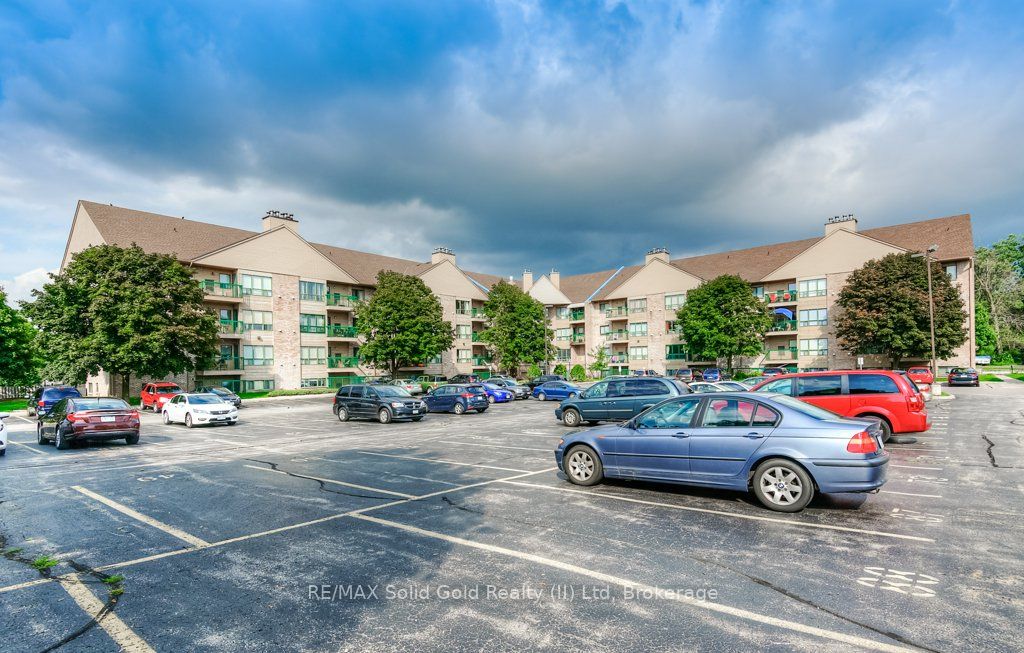 15 Hofstetter Avenue 221, Kitchener, ON N2A 3Z7 photo 3