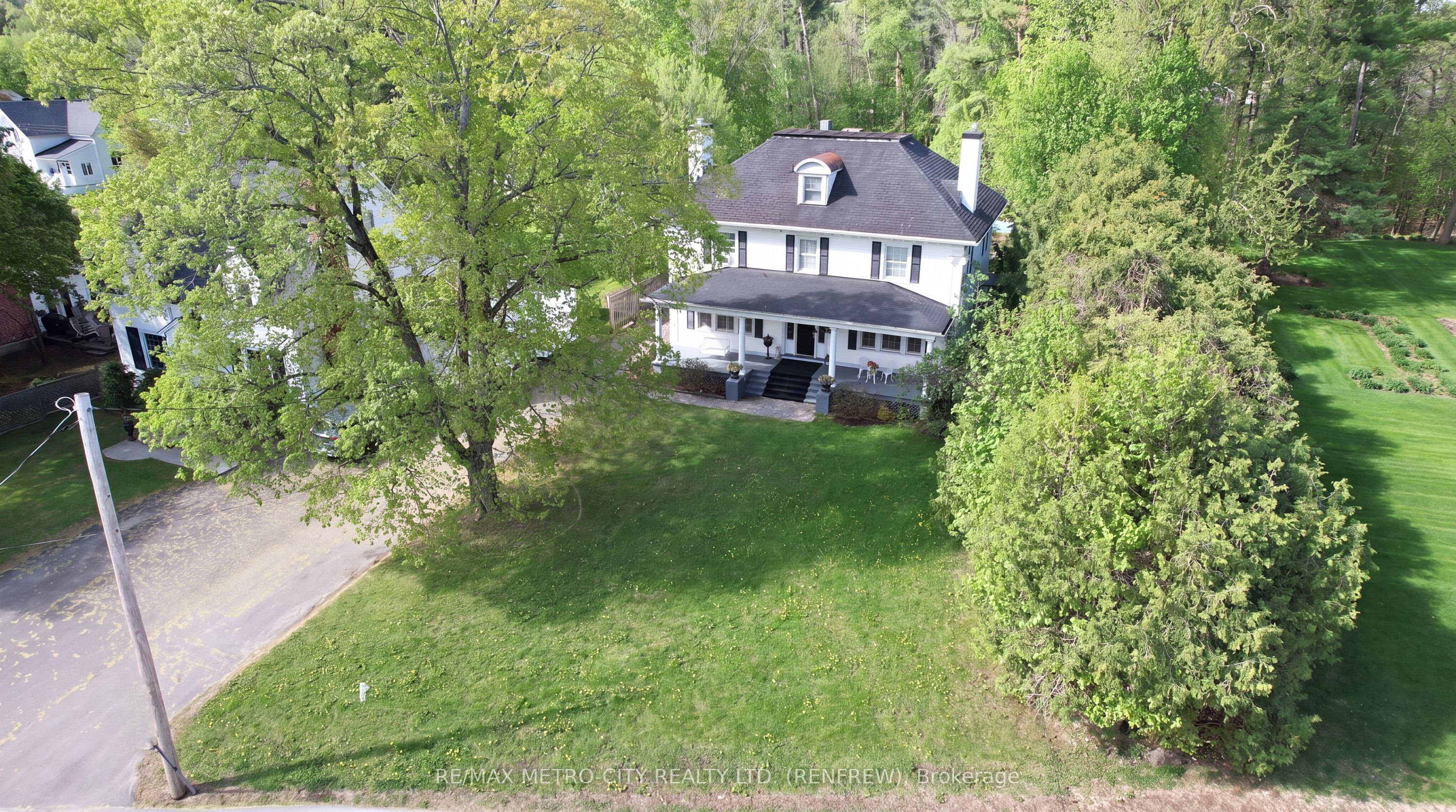 560 Raglan Street S, Renfrew, ON K7V 1R8 photo 3