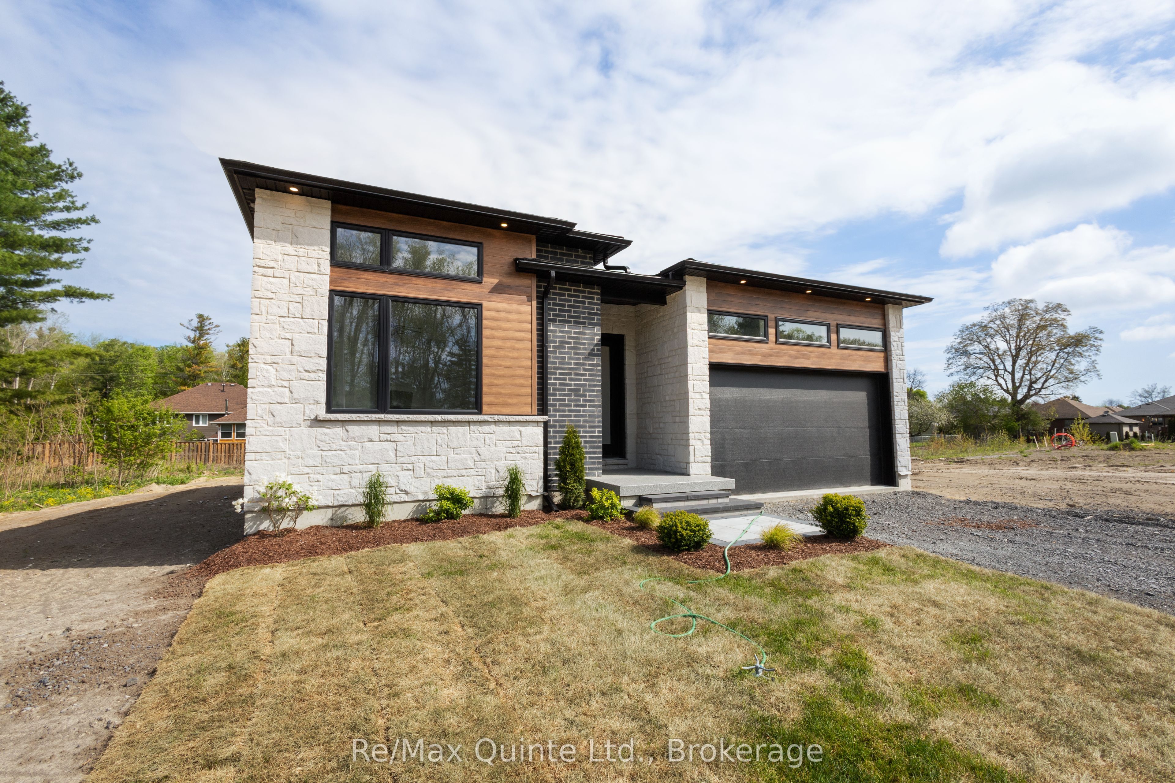 27 Exeter Court, Quinte West, ON K8V 5P4 photo 3