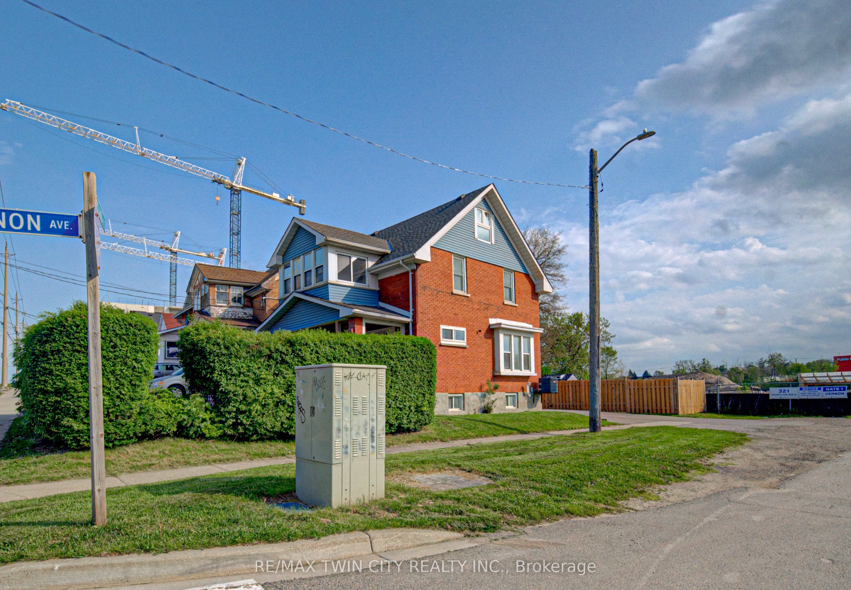 281 Courtland Avenue N, Kitchener, ON N2G 2V8 photo 2