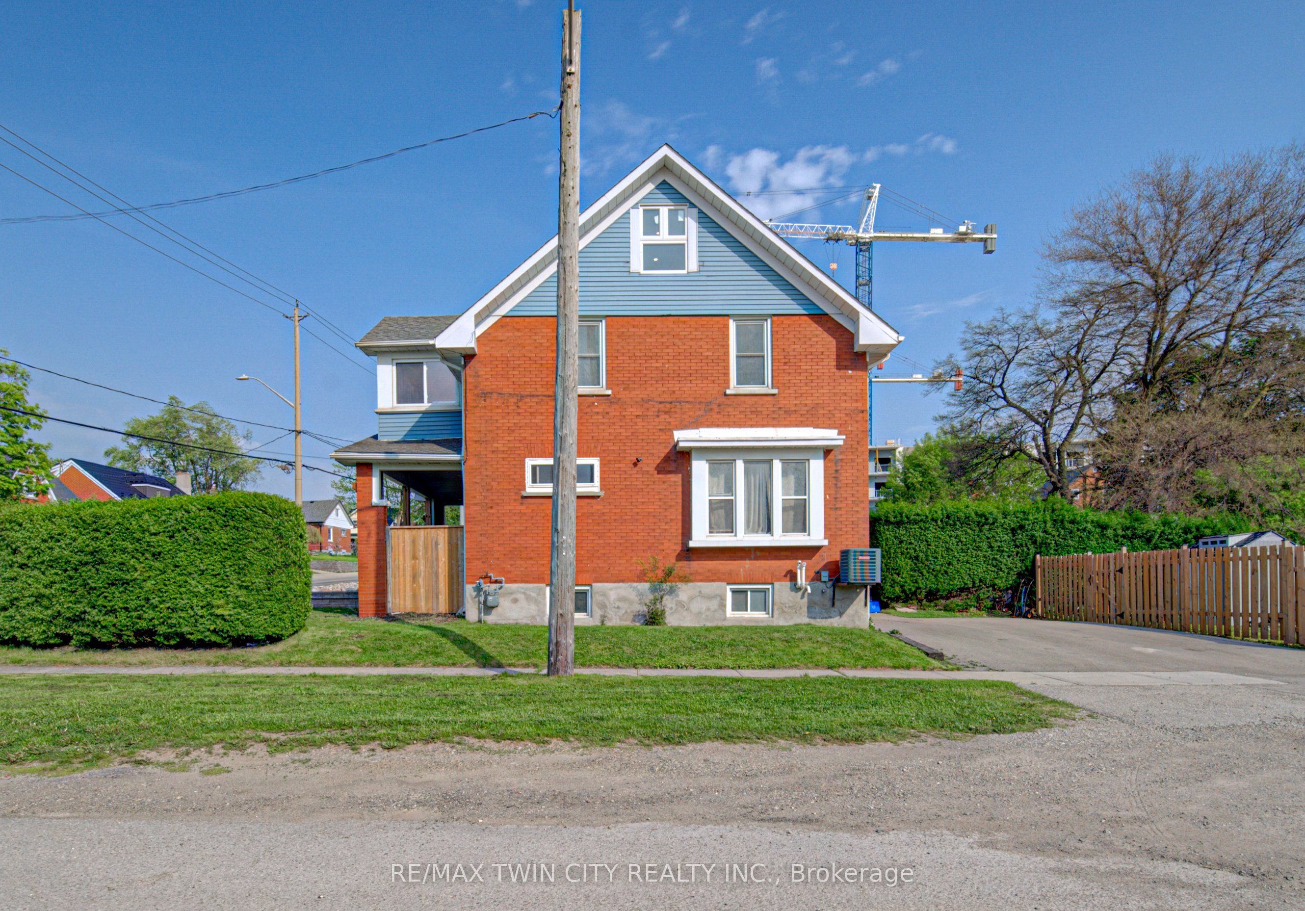 281 Courtland Avenue N, Kitchener, ON N2G 2V8 photo 3