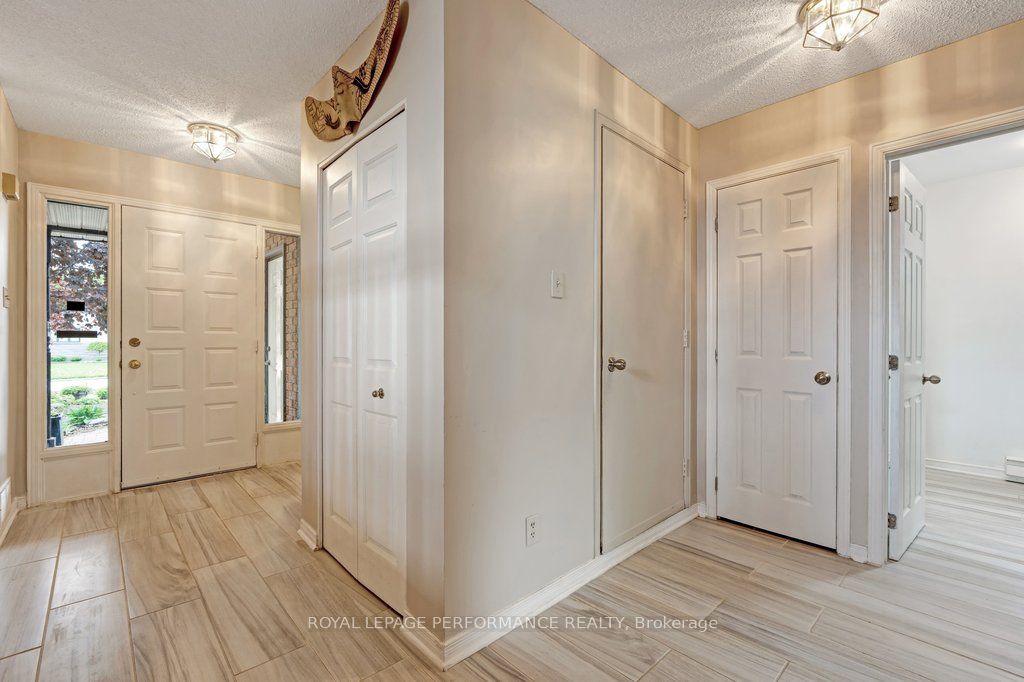 1587 Maxime Street, Cyrville - Carson Grove - Pineview, ON K1B 3K9 photo 3
