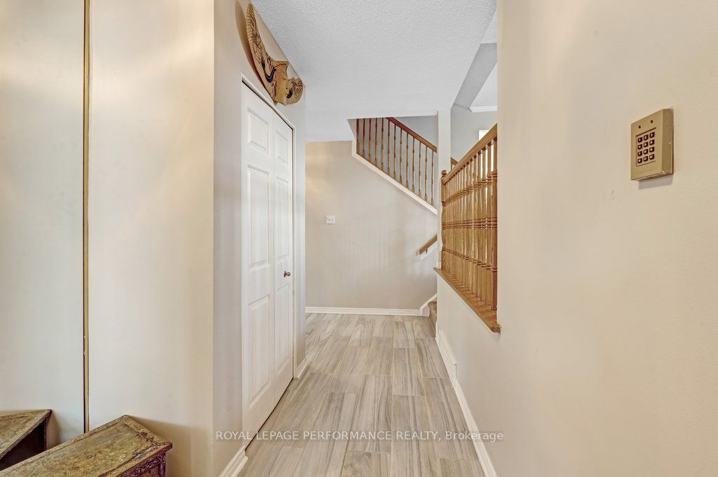 1587 Maxime Street, Cyrville - Carson Grove - Pineview, ON K1B 3K9 photo 4