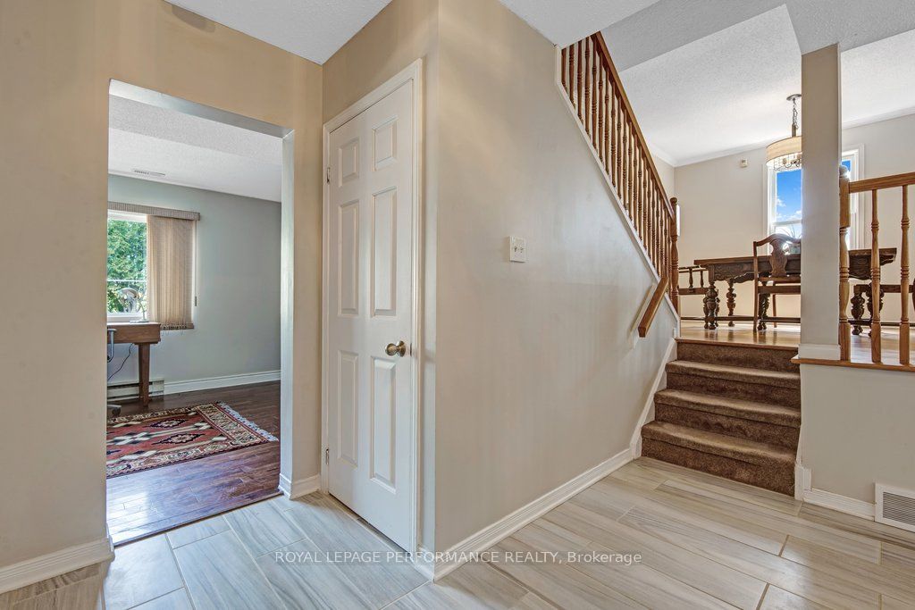 1587 Maxime Street, Cyrville - Carson Grove - Pineview, ON K1B 3K9 photo 5