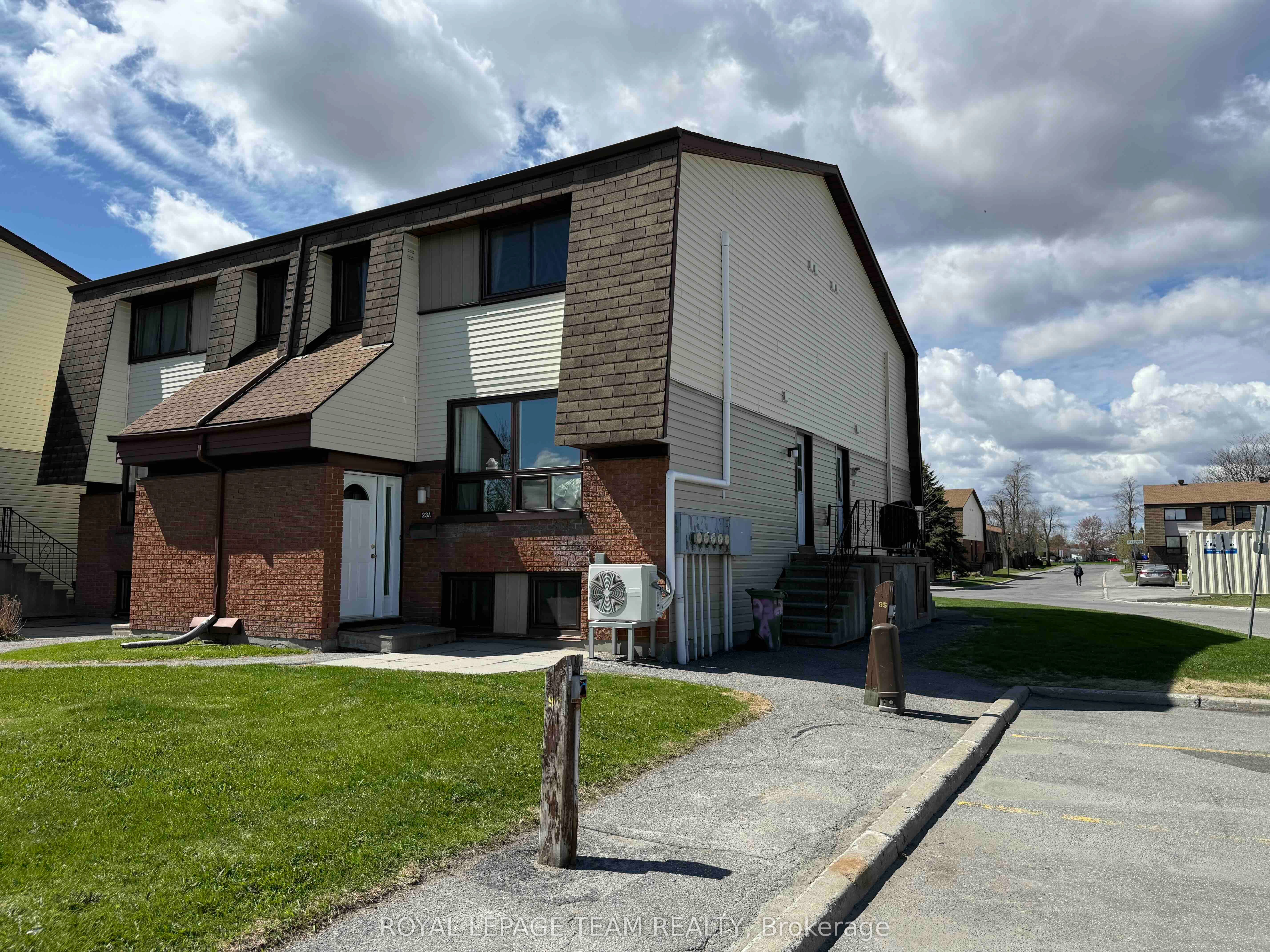 23A Woodvale Green, South of Baseline to Knoxdale, ON K2G 4H3