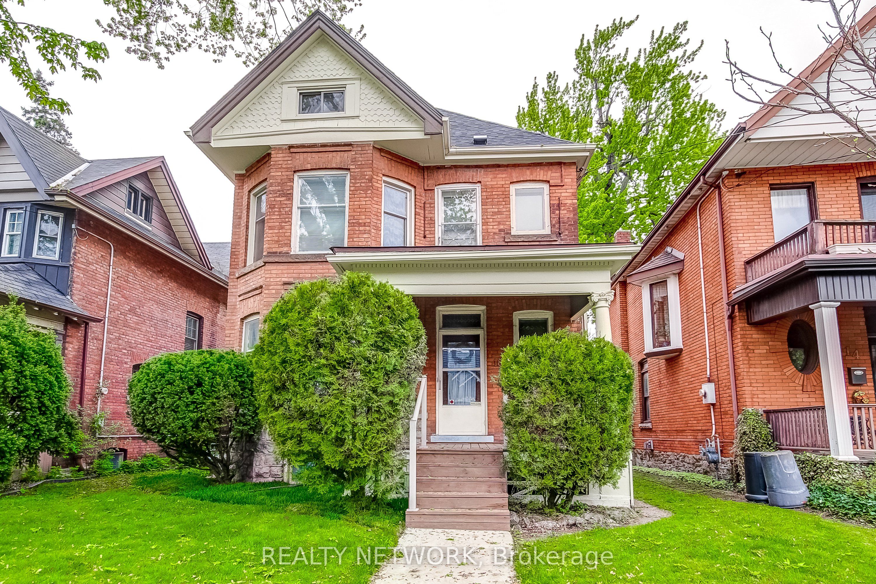 18 Fairleigh Crescent, Hamilton, ON L8M 2K9