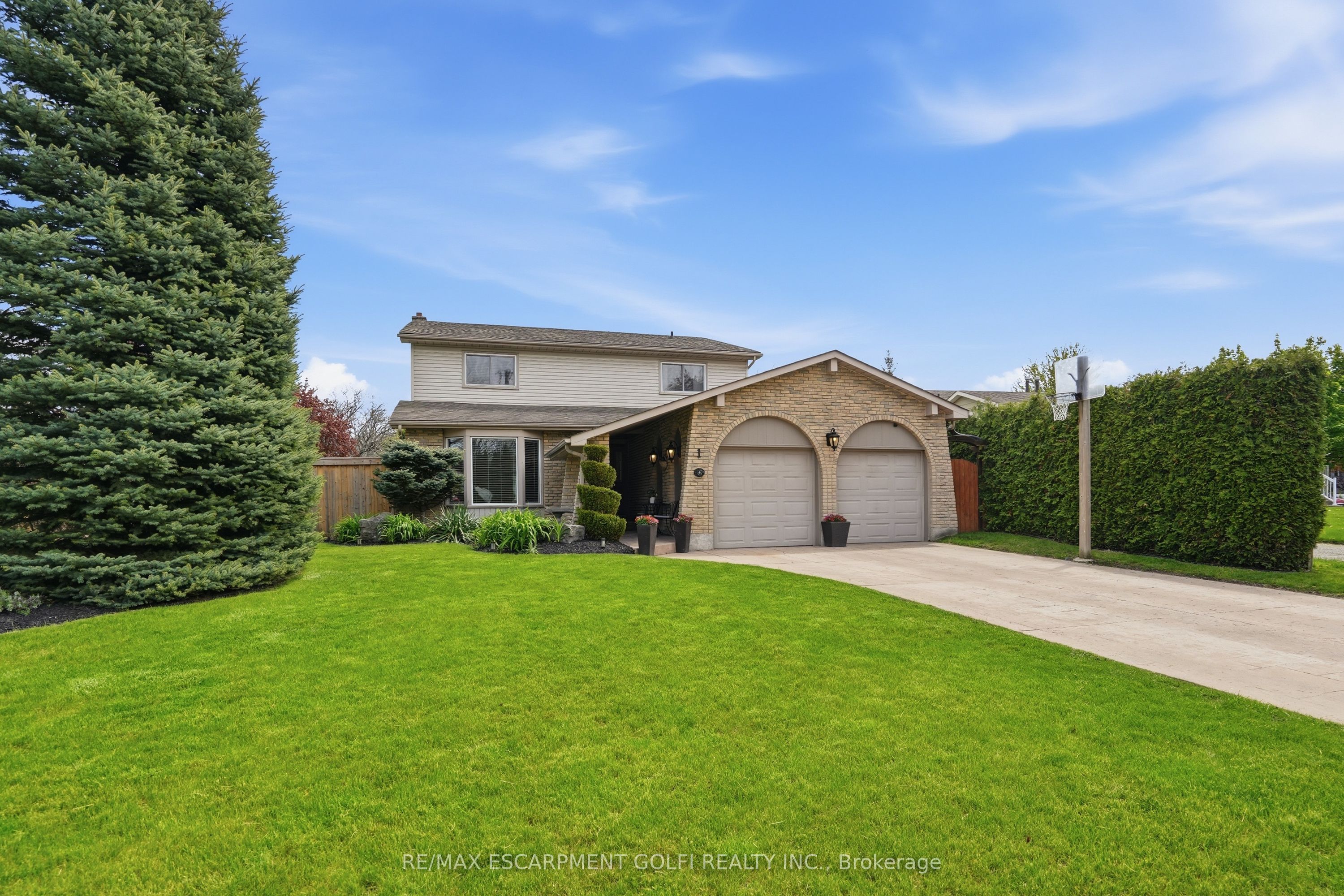 1 OAKMEADOW Place, St. Catharines, ON L2N 5X6