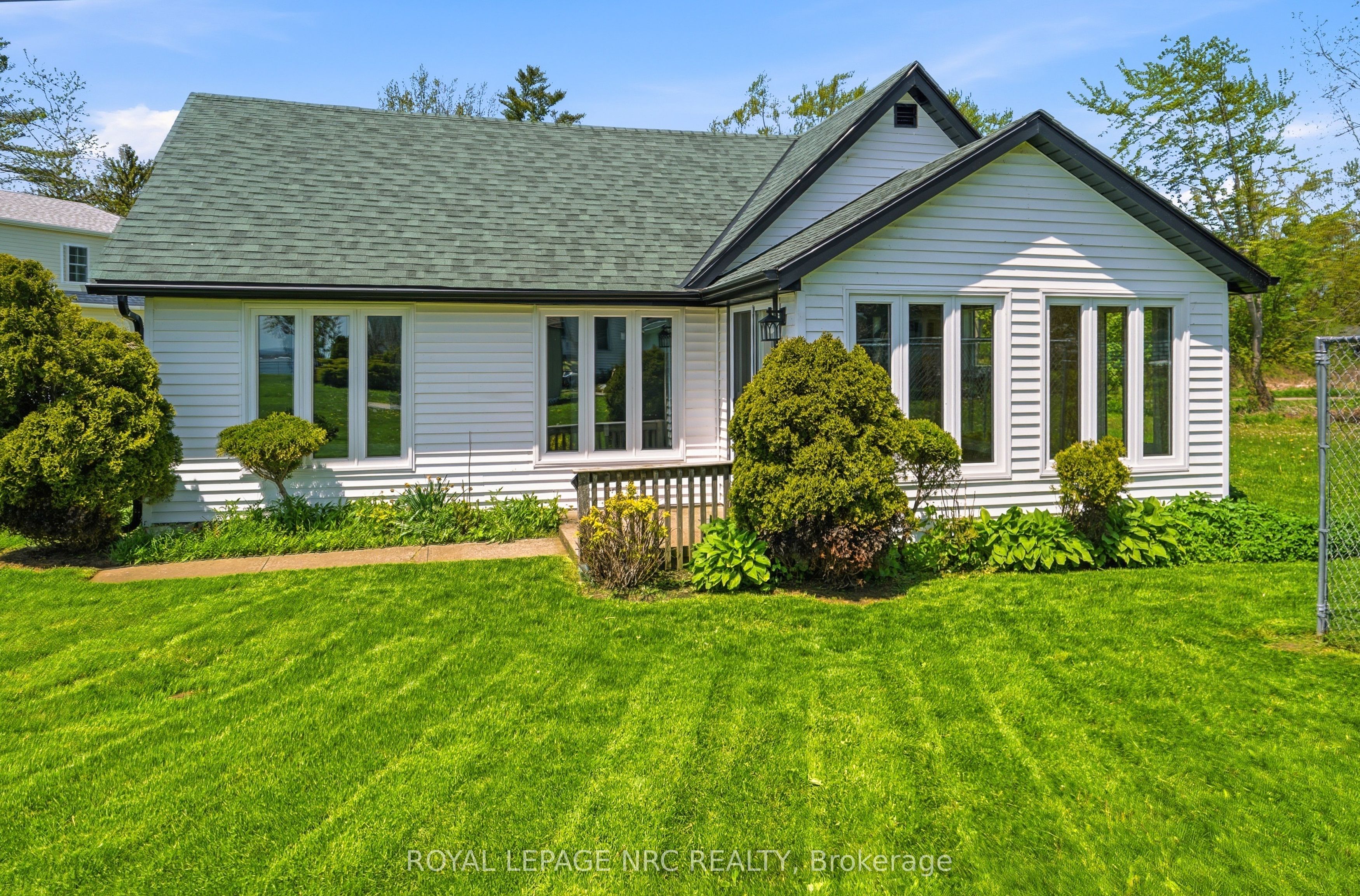 11 White Avenue, Fort Erie, ON L2A 1C6 photo 2