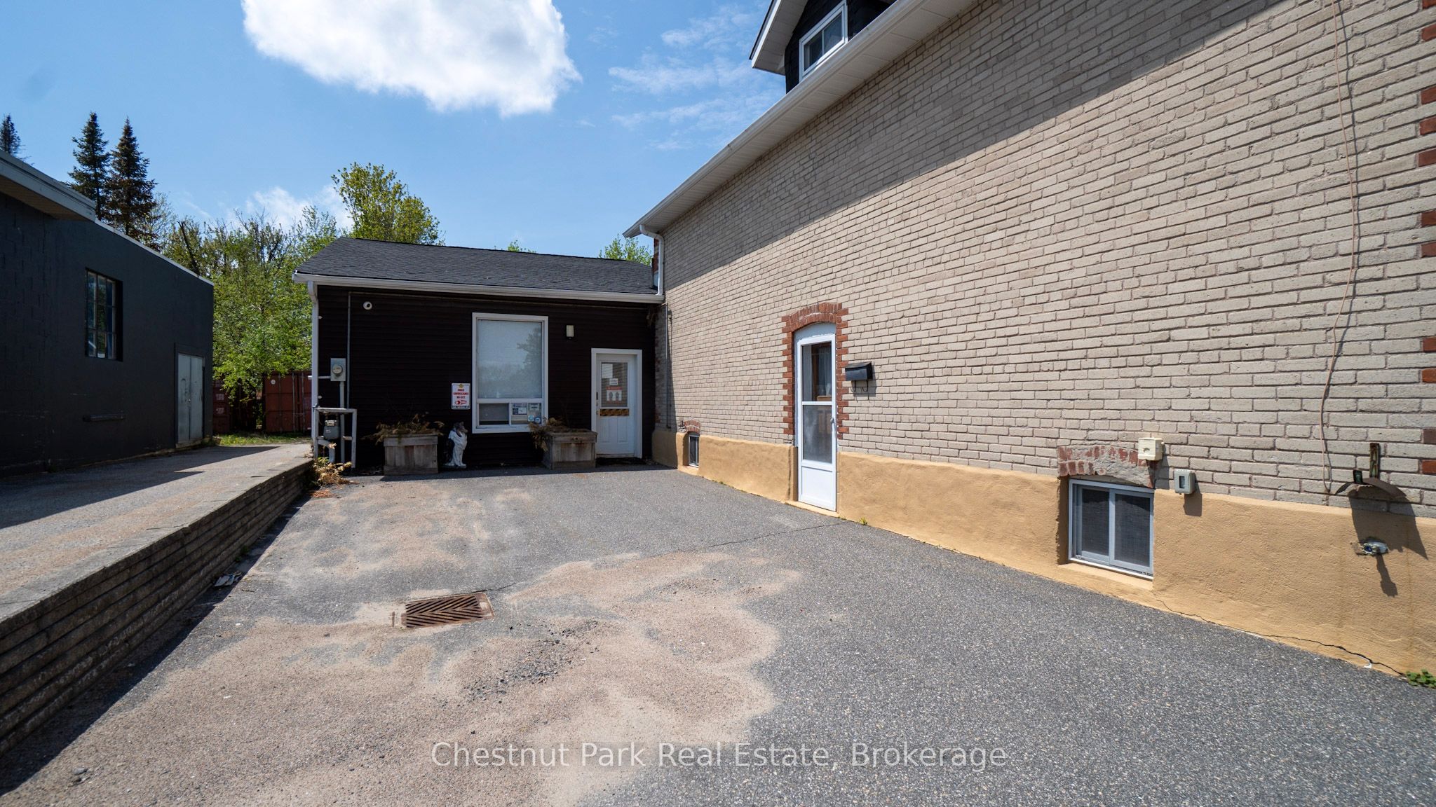 571 Muskoka Road N, Gravenhurst, ON P1P 1E7 photo 2
