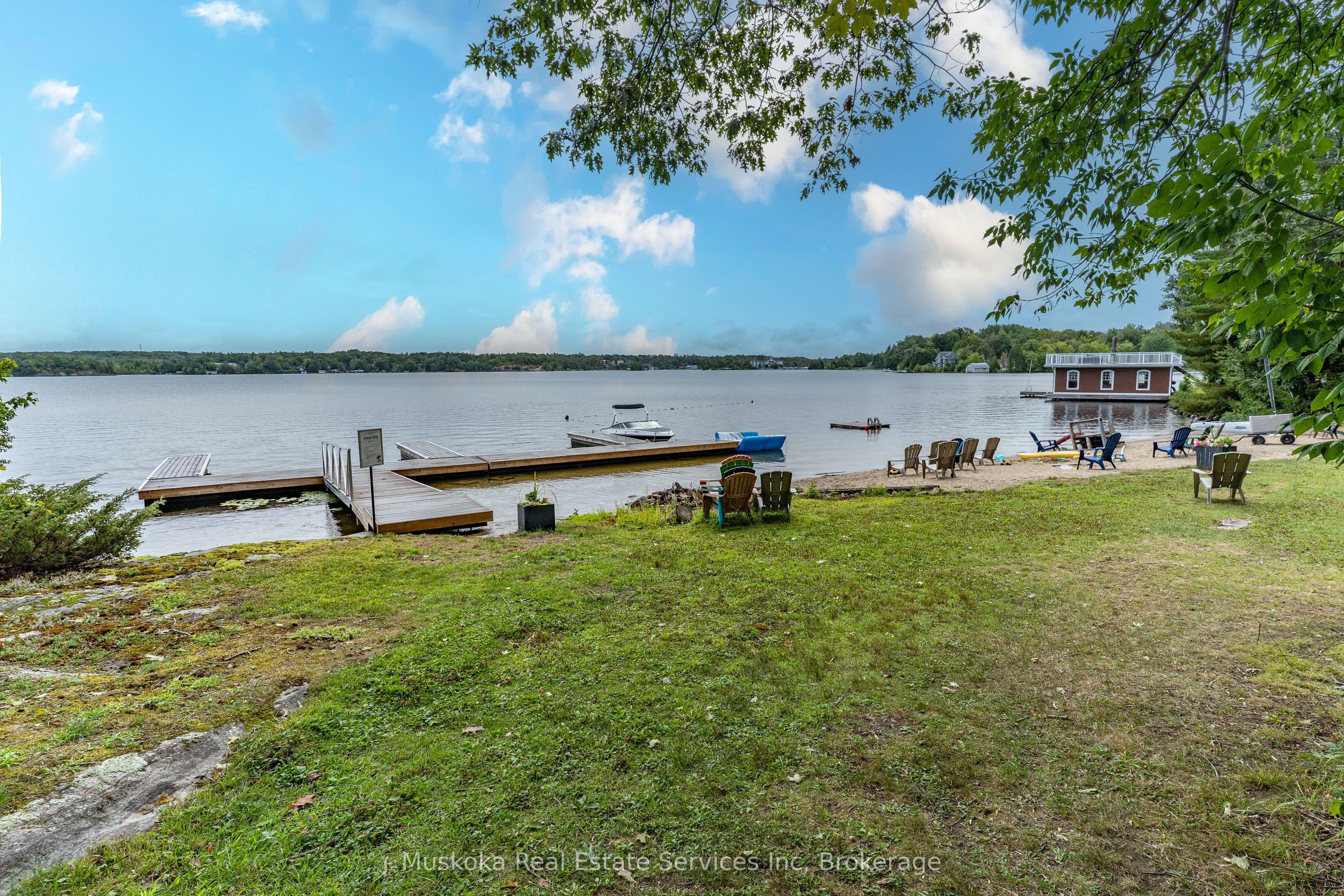 250 Wapaska Crescent, Gravenhurst, ON P1P 0Y1 photo 2