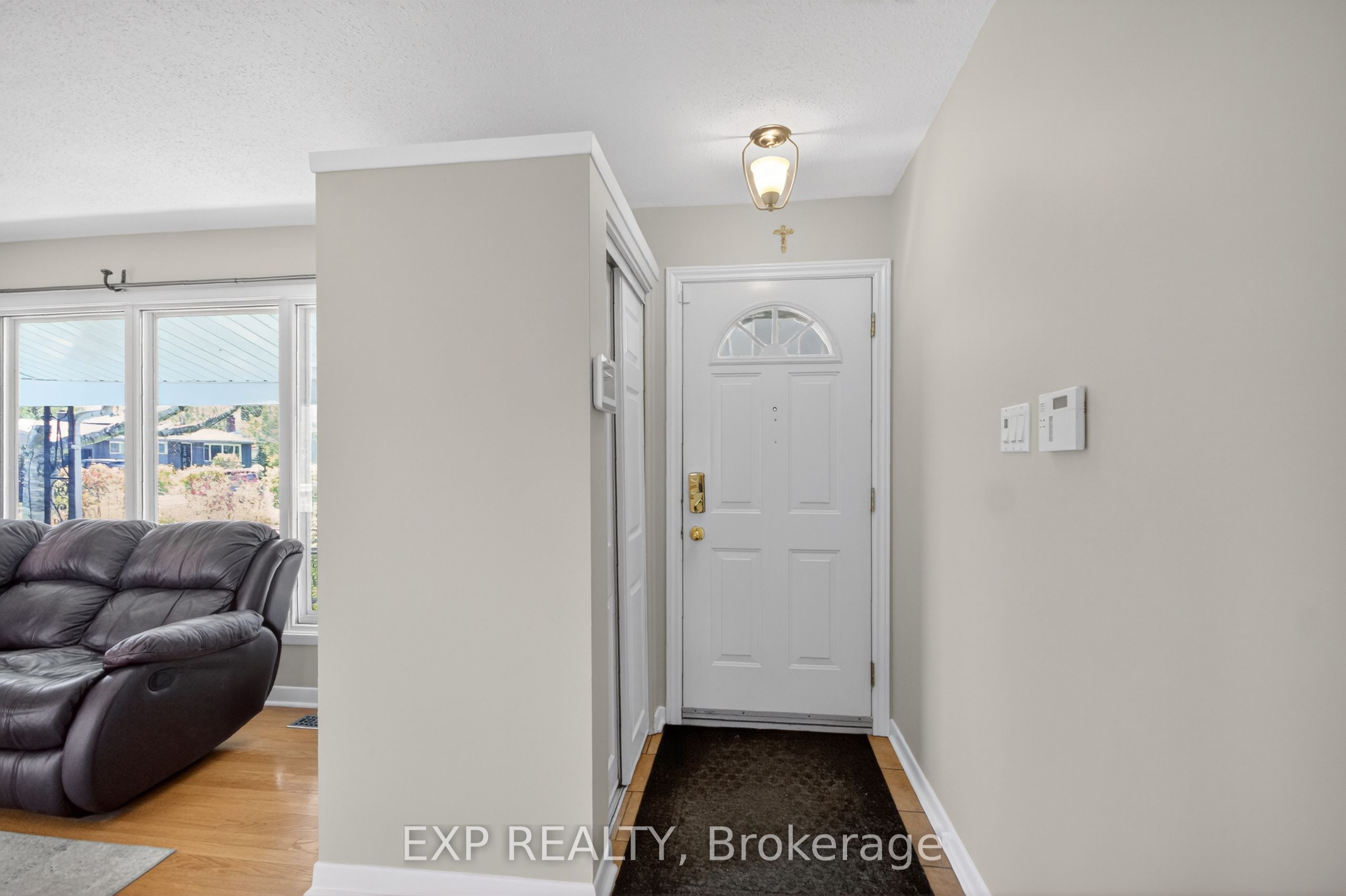 31 Barlyn Avenue, Cityview - Parkwoods Hills - Rideau Shore, ON K2E 5E2 photo 3