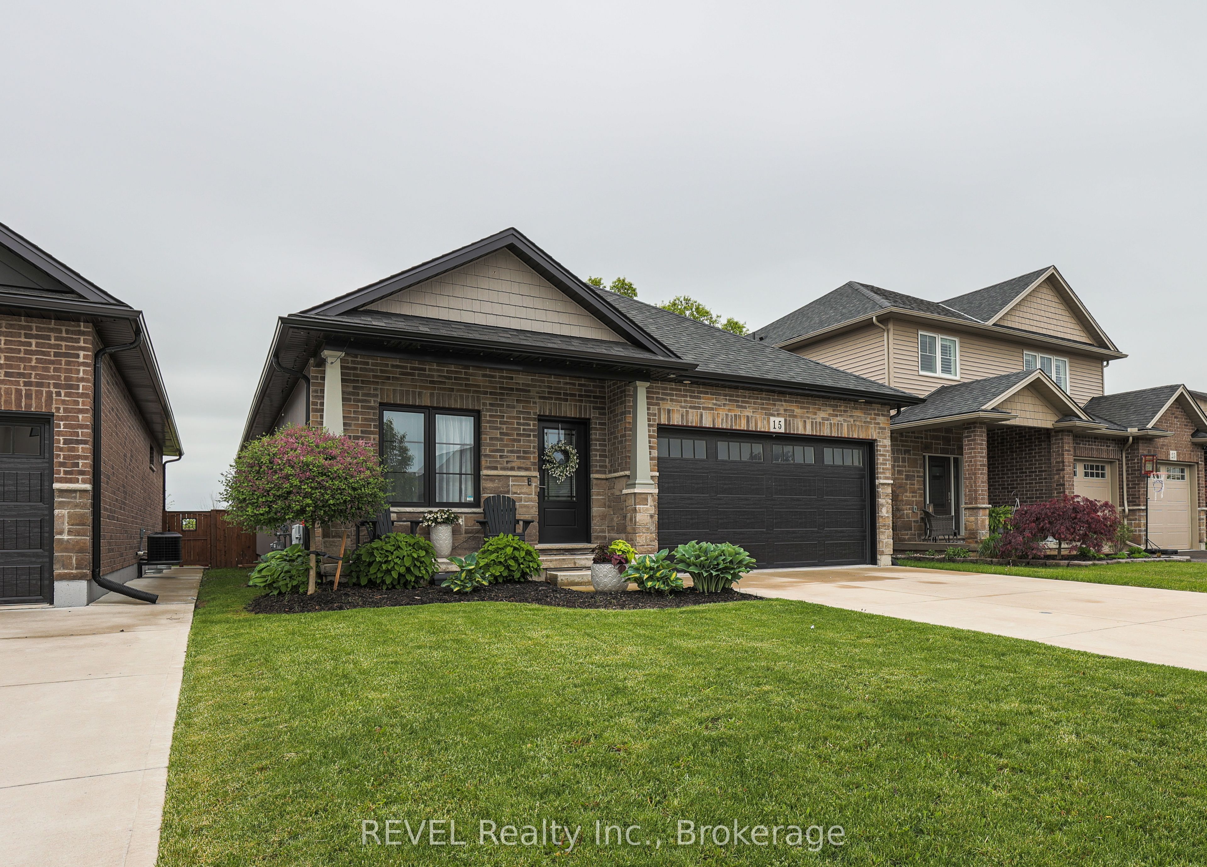 15 Willowbrook Drive, Welland, ON L3C 0G1 photo 2