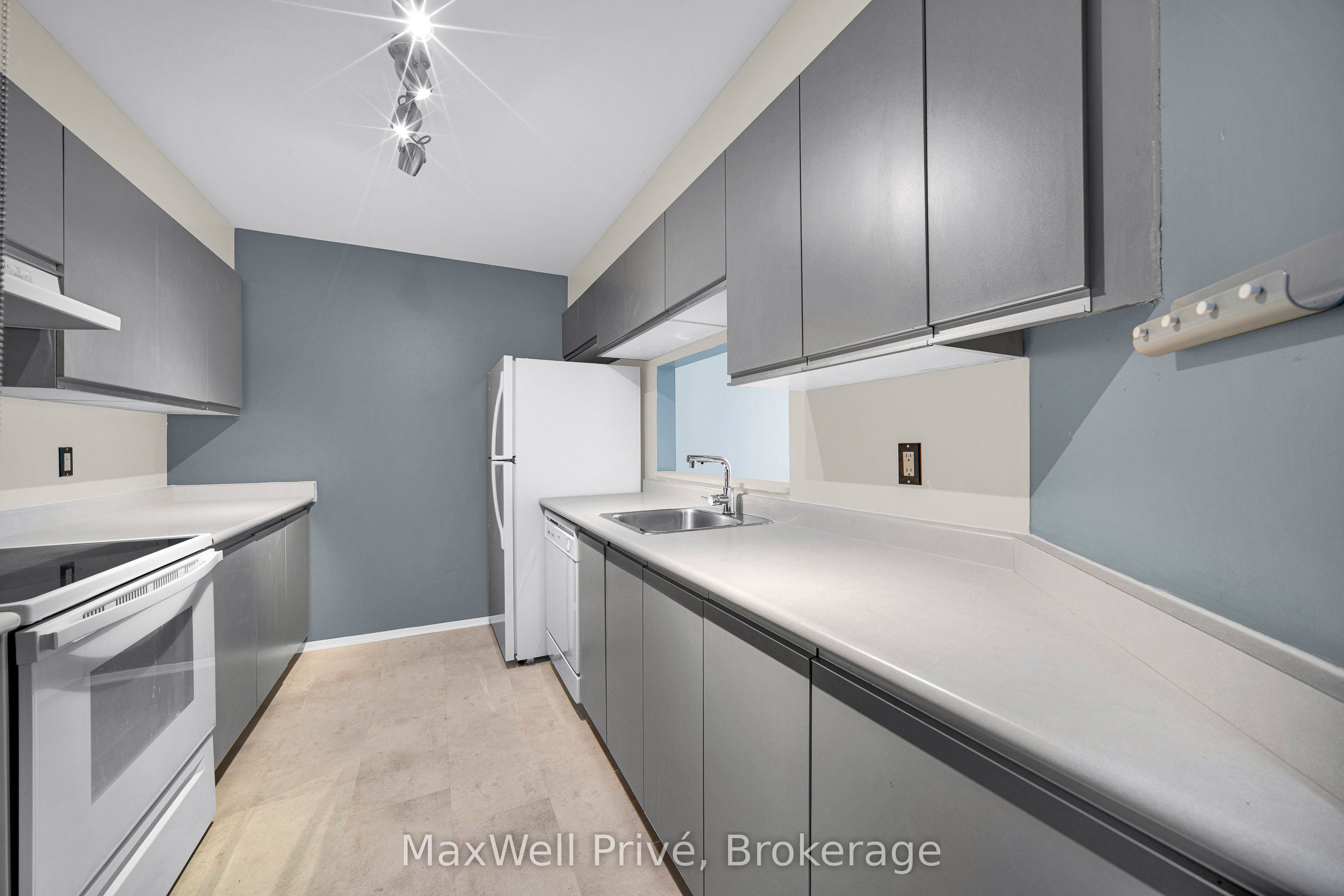 250 Brittany Drive 218, Manor Park - Cardinal Glen and Area, ON K1K 4M1 photo 5