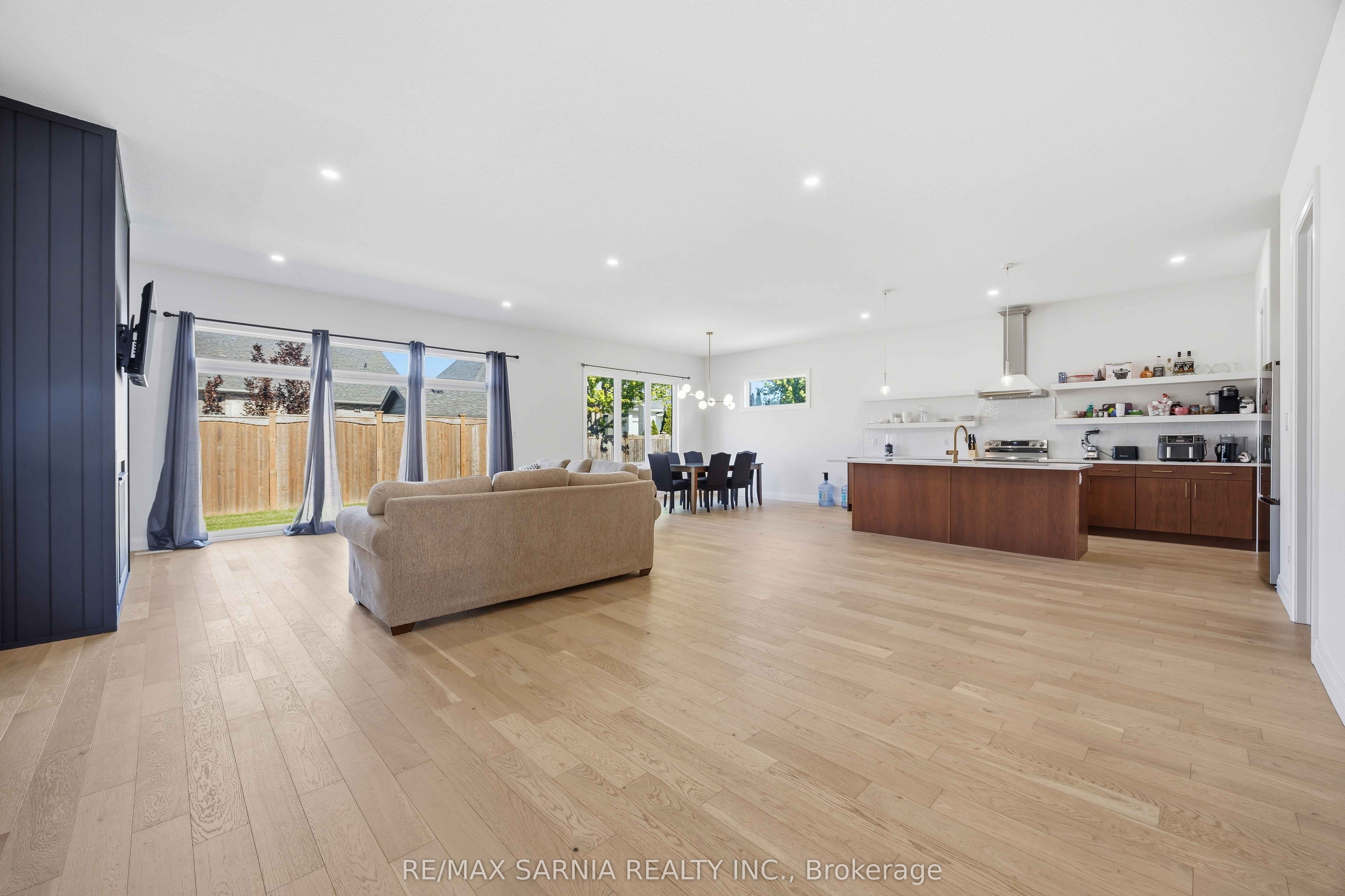 601 Sweetbay Crescent, Sarnia, ON N7S 0A8 photo 3