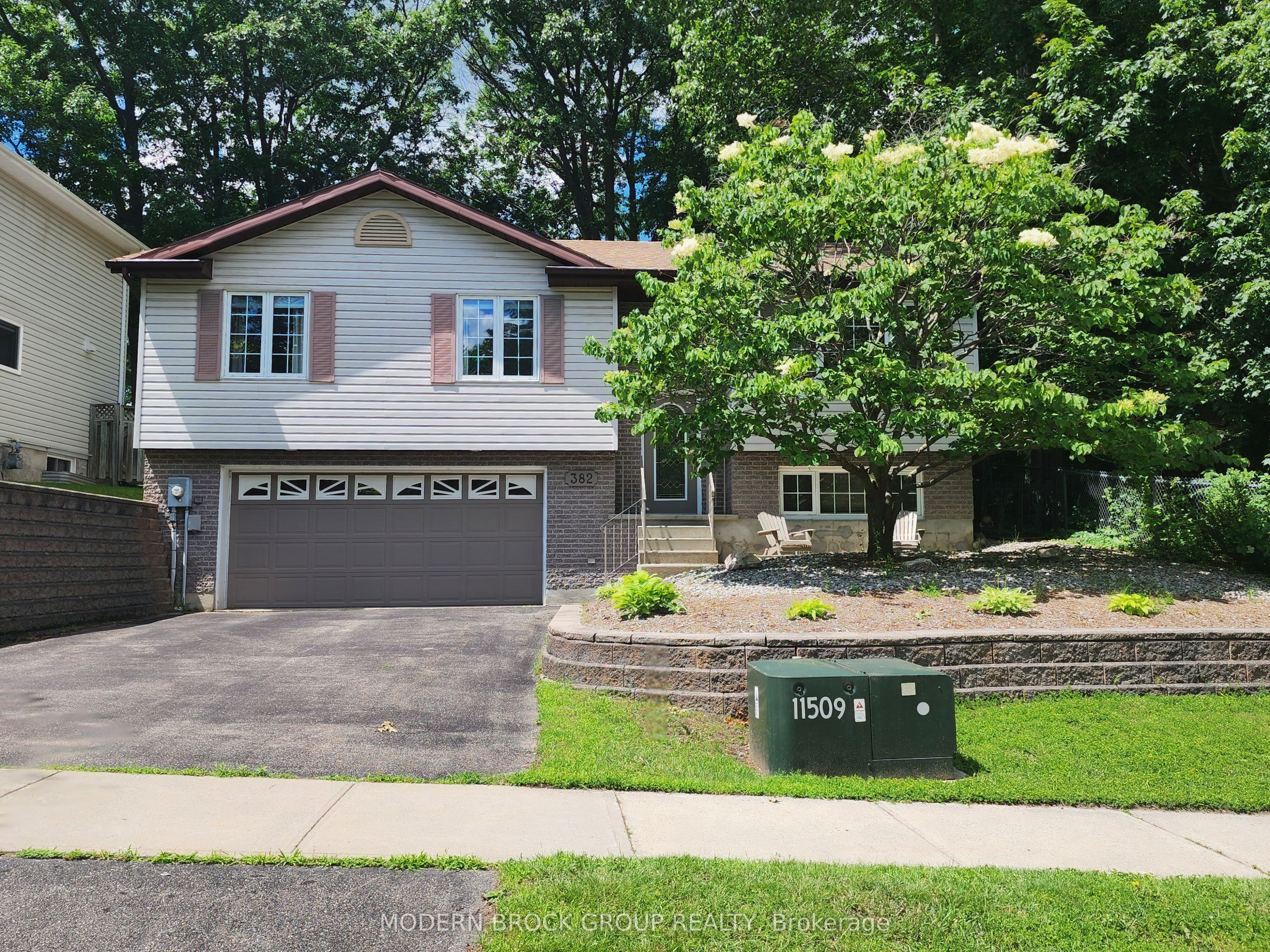 382 PEARL Street W, Brockville, ON K6V 4E5 photo 2