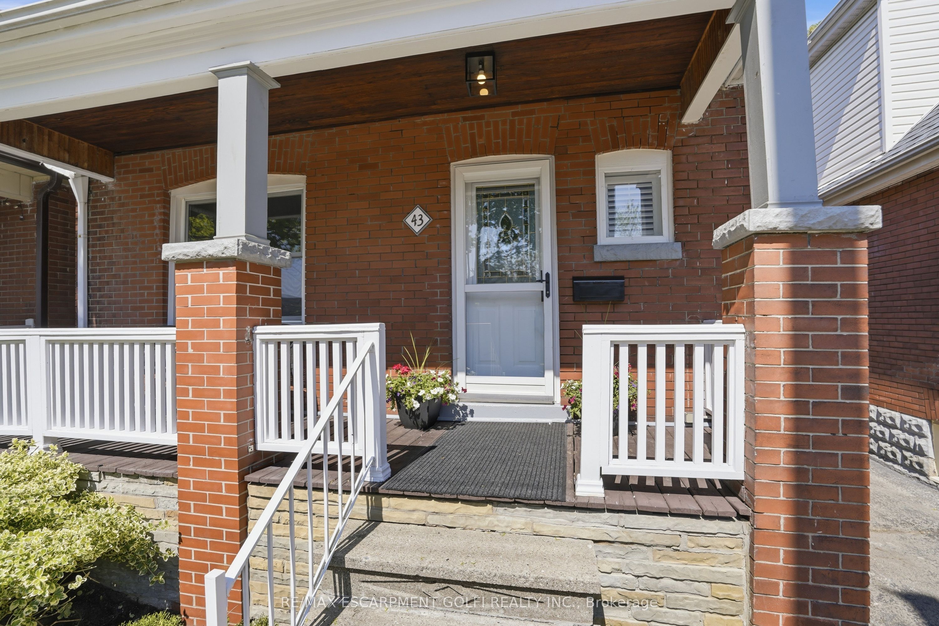 43 Cameron Avenue N, Hamilton, ON L8H 4Y9 photo 2