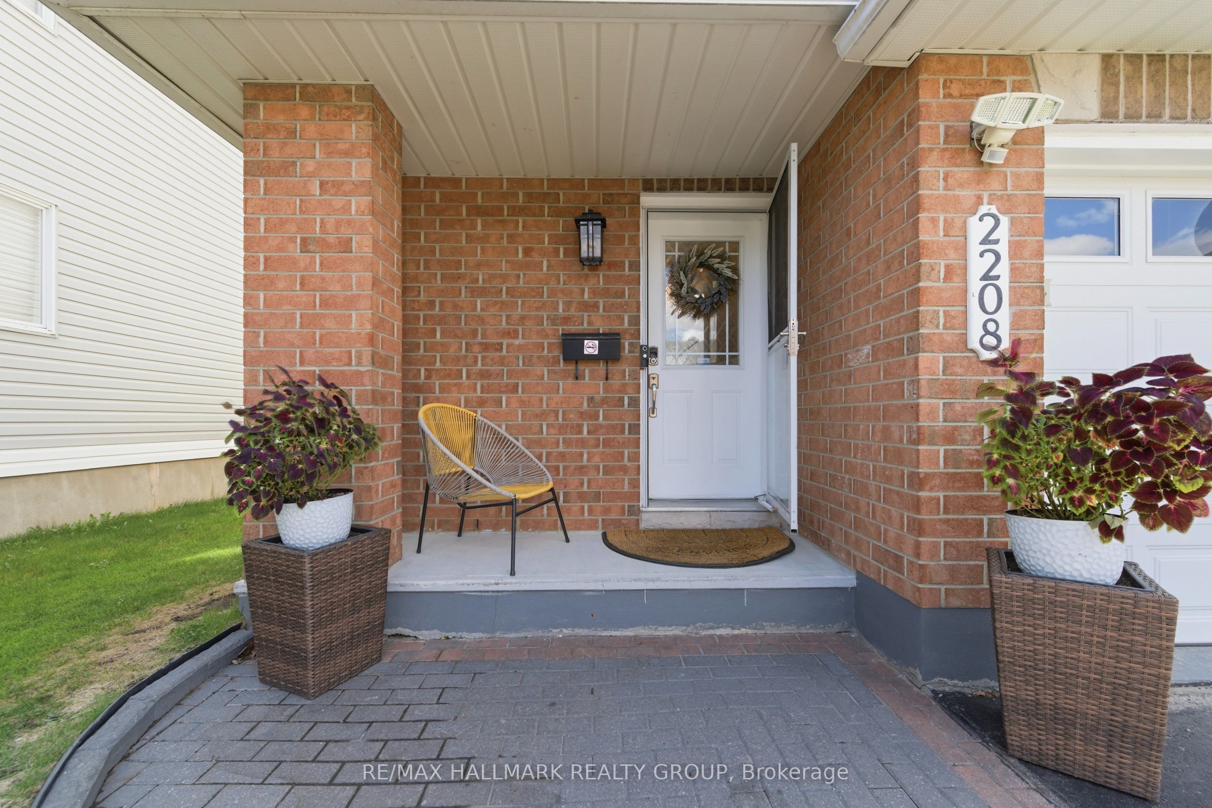 2208 Brockstone Crescent, Orleans - Cumberland and Area, ON K4A 4V4 photo 2
