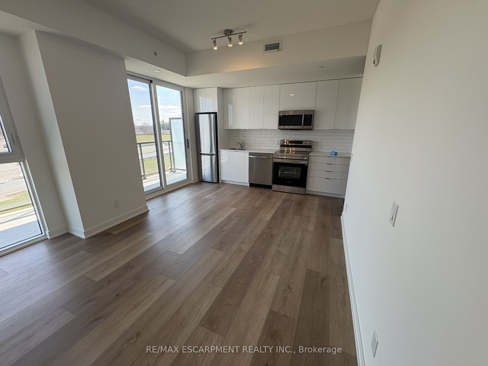 33 Erie Avenue 307, Brantford, ON N3S 2E7 photo 2