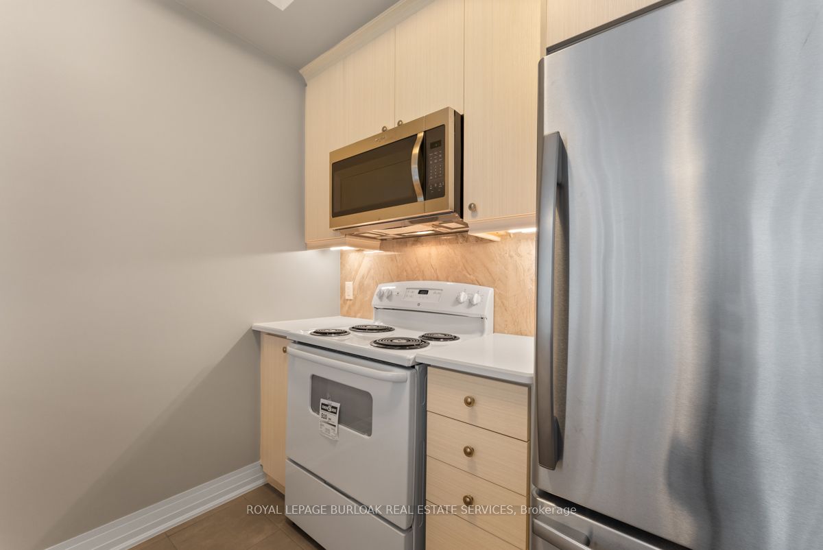 10 Concord Place 213, Grimsby, ON L3M 0G6 photo 3