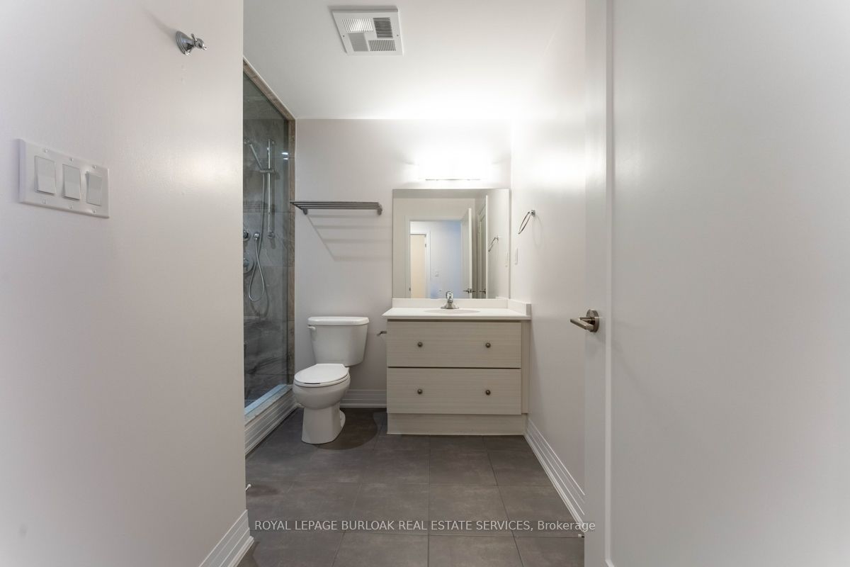 10 Concord Place 213, Grimsby, ON L3M 0G6 photo 5