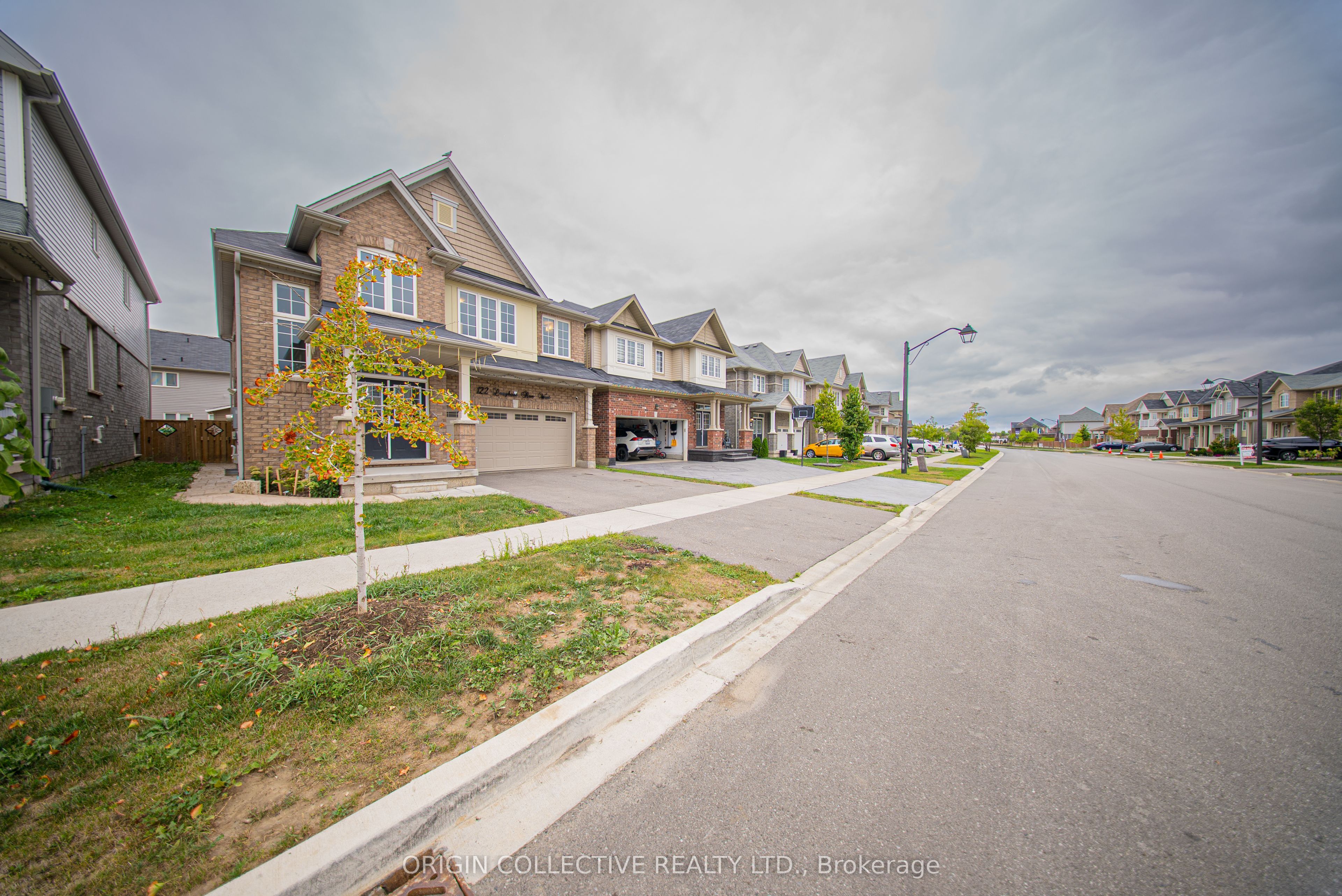 122 Longboat Run West, Brantford, ON N3T 0P3 photo 3
