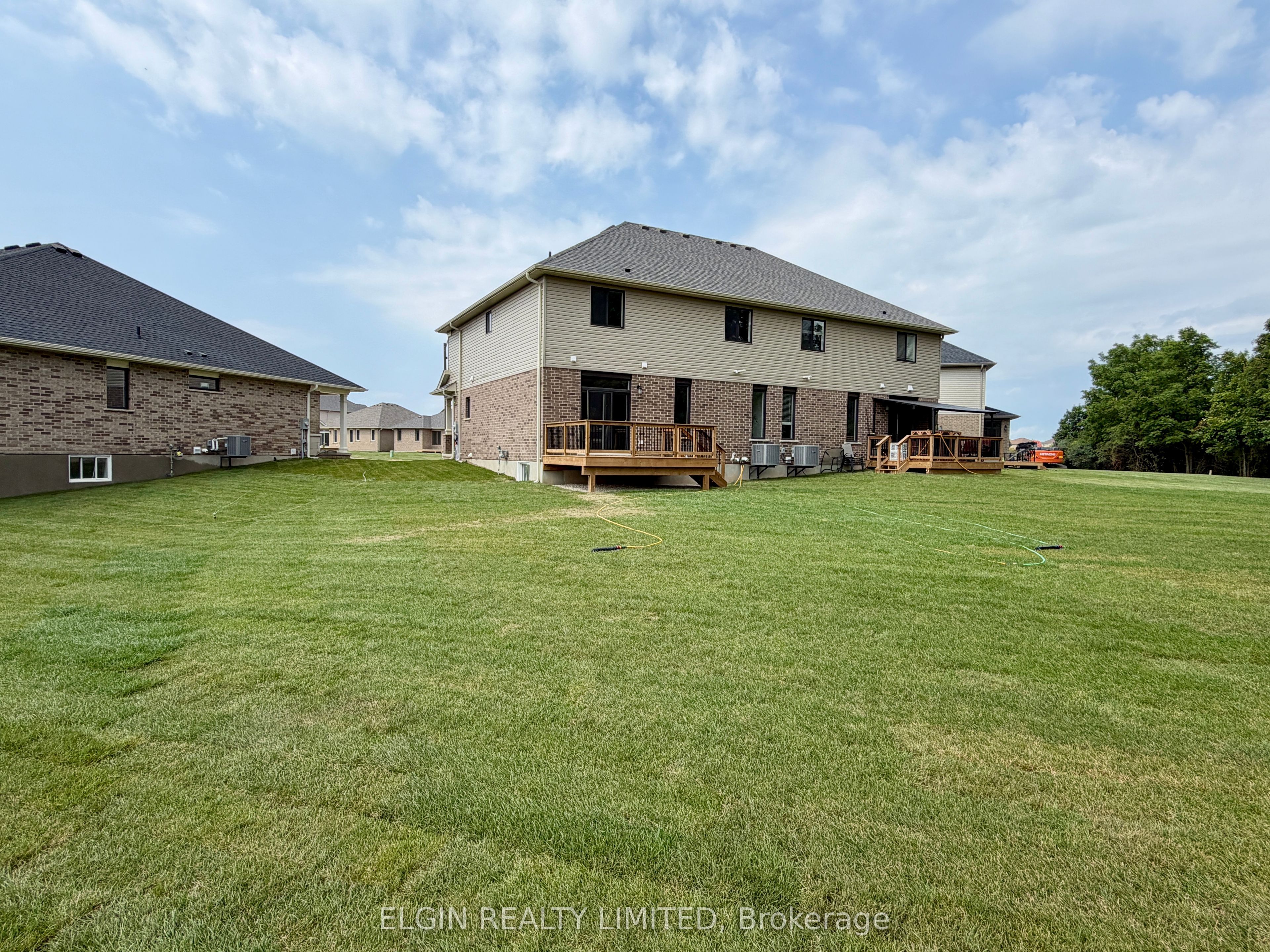 8 Columbus Court, Central Elgin, ON N5P 0E5 photo 3