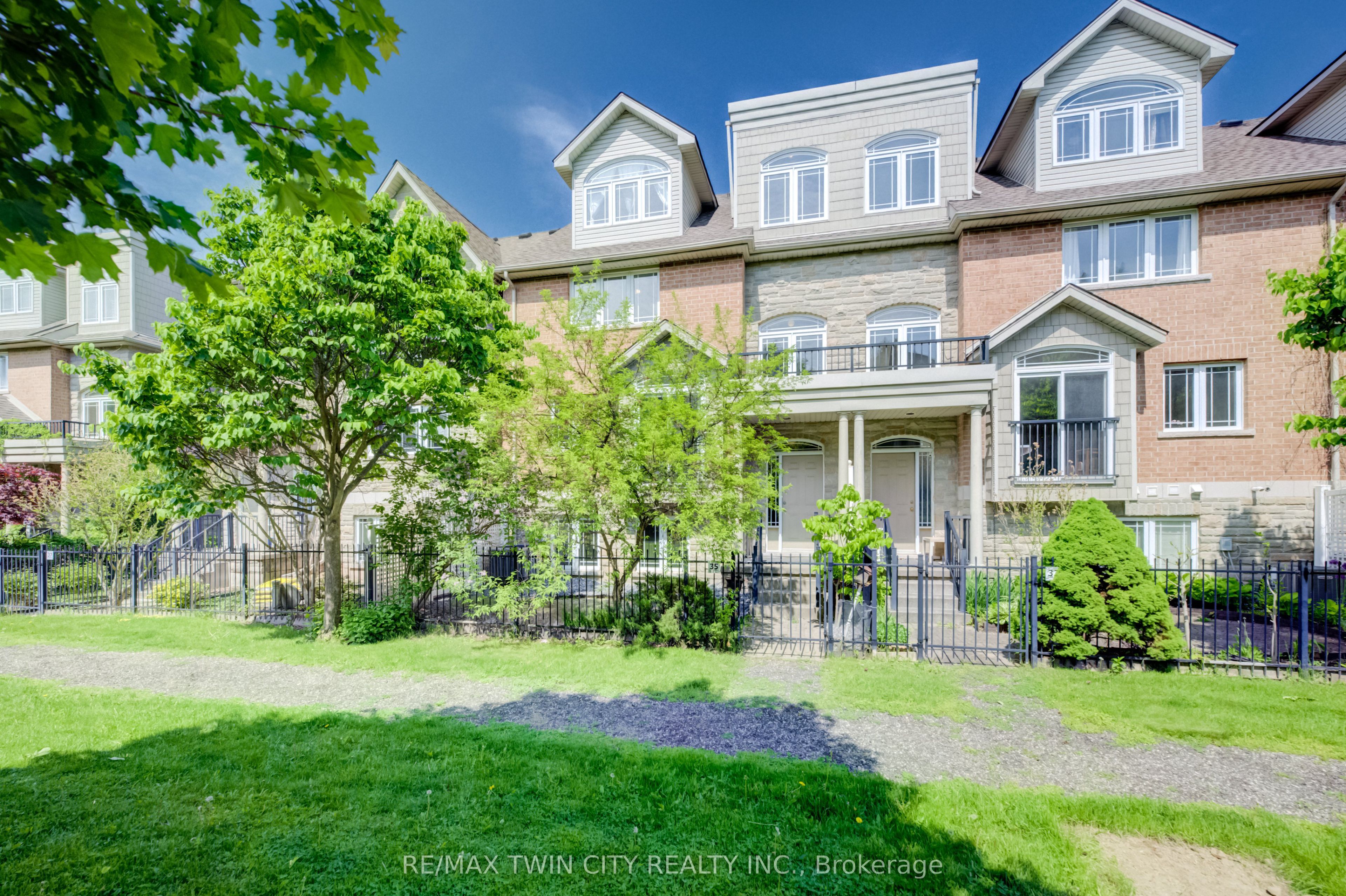 35 Grosvenor Lane, Cambridge, ON N1R 8N2