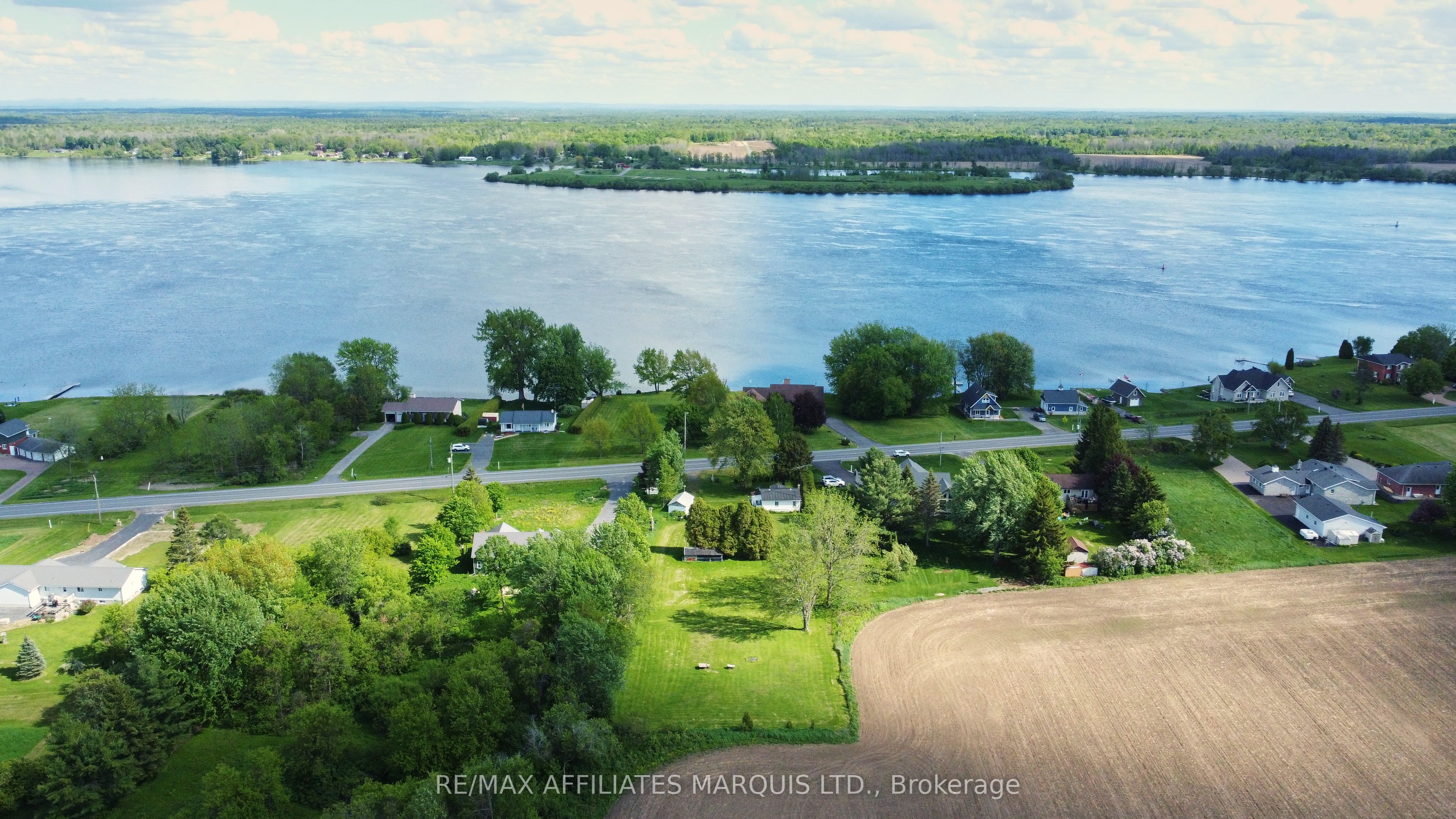 11481 Lakeshore Drive, South Dundas, ON K0E 1K0 photo 2