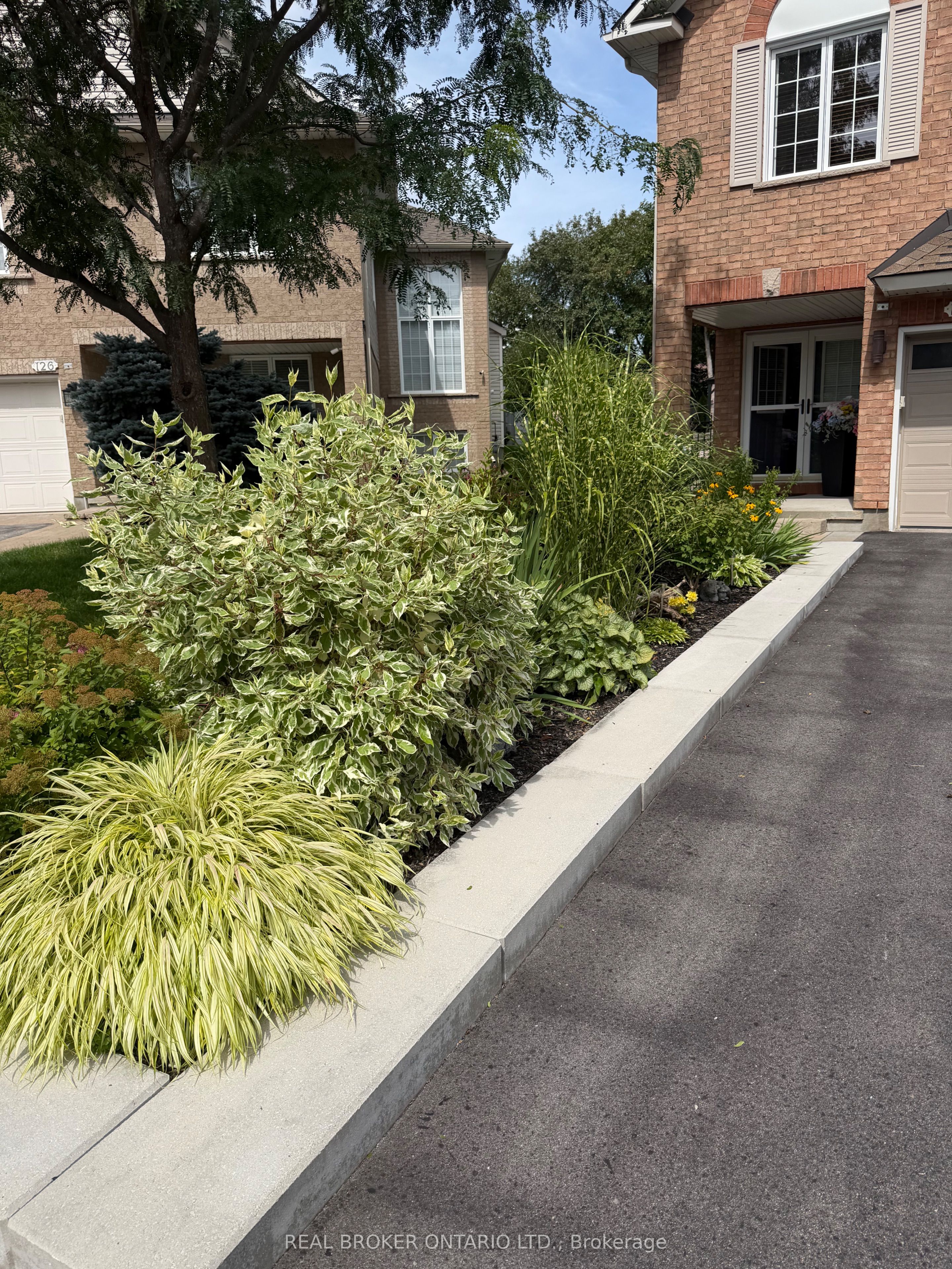 124 Macassa Circle, Kanata, ON K2T 1J9 photo 2