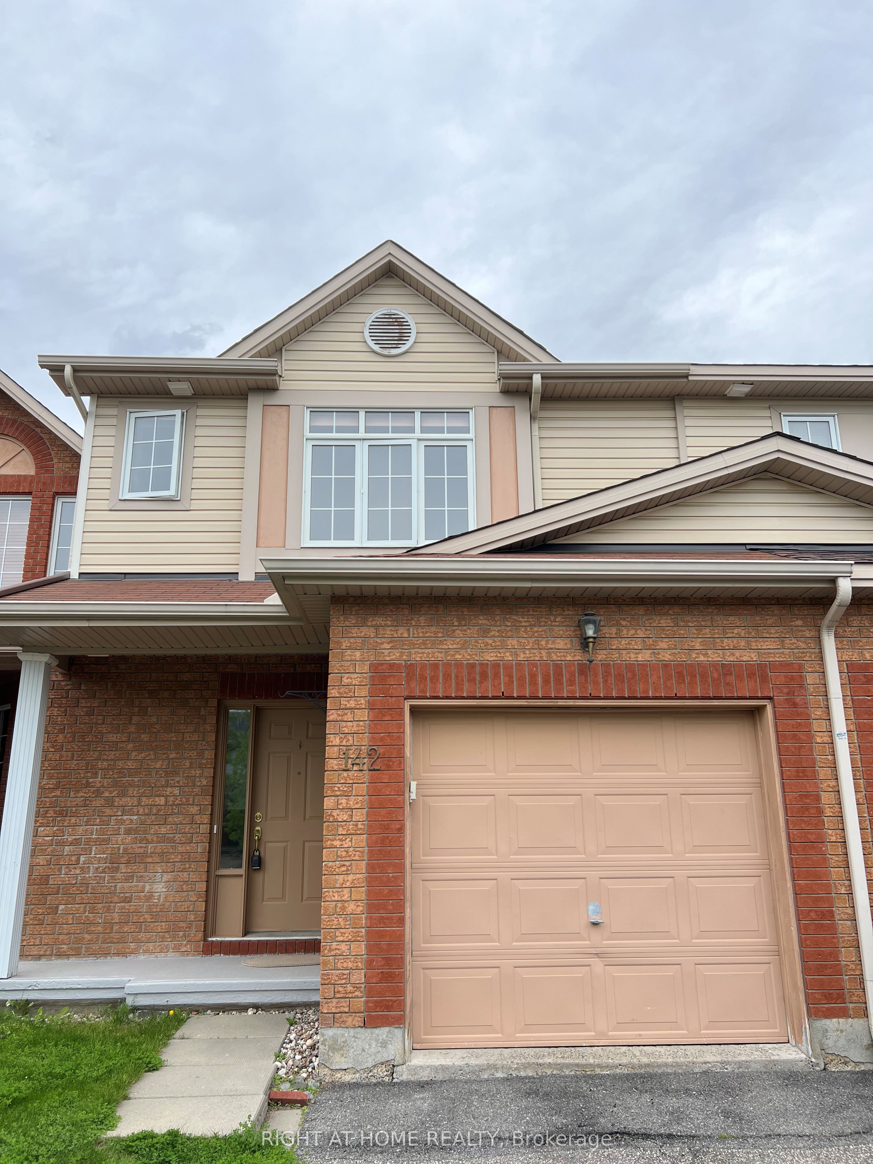 142 Lilibet Crescent E, Hunt Club - South Keys and Area, ON K1V 2A1 photo 2