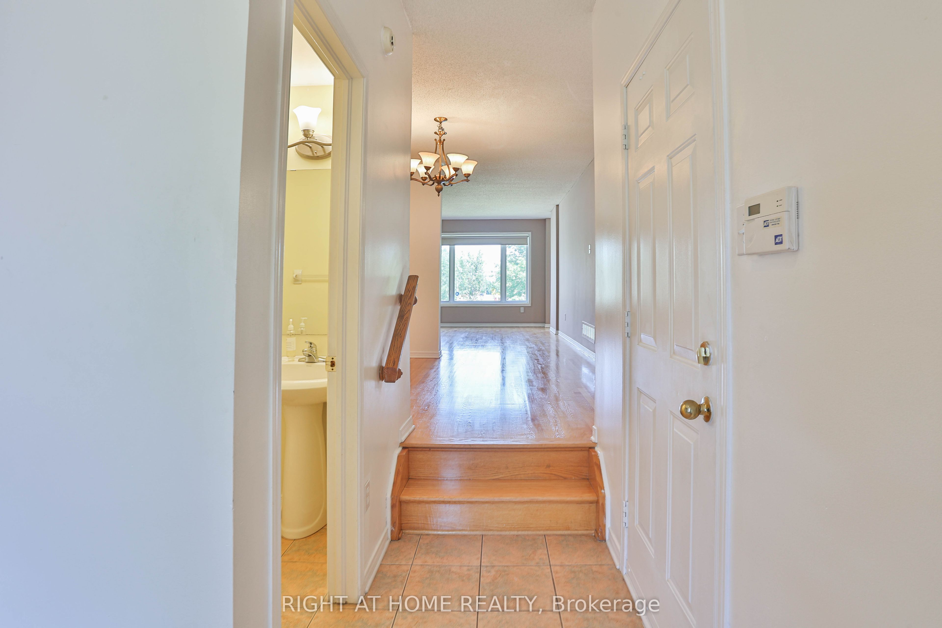 142 Lilibet Crescent E, Hunt Club - South Keys and Area, ON K1V 2A1 photo 4