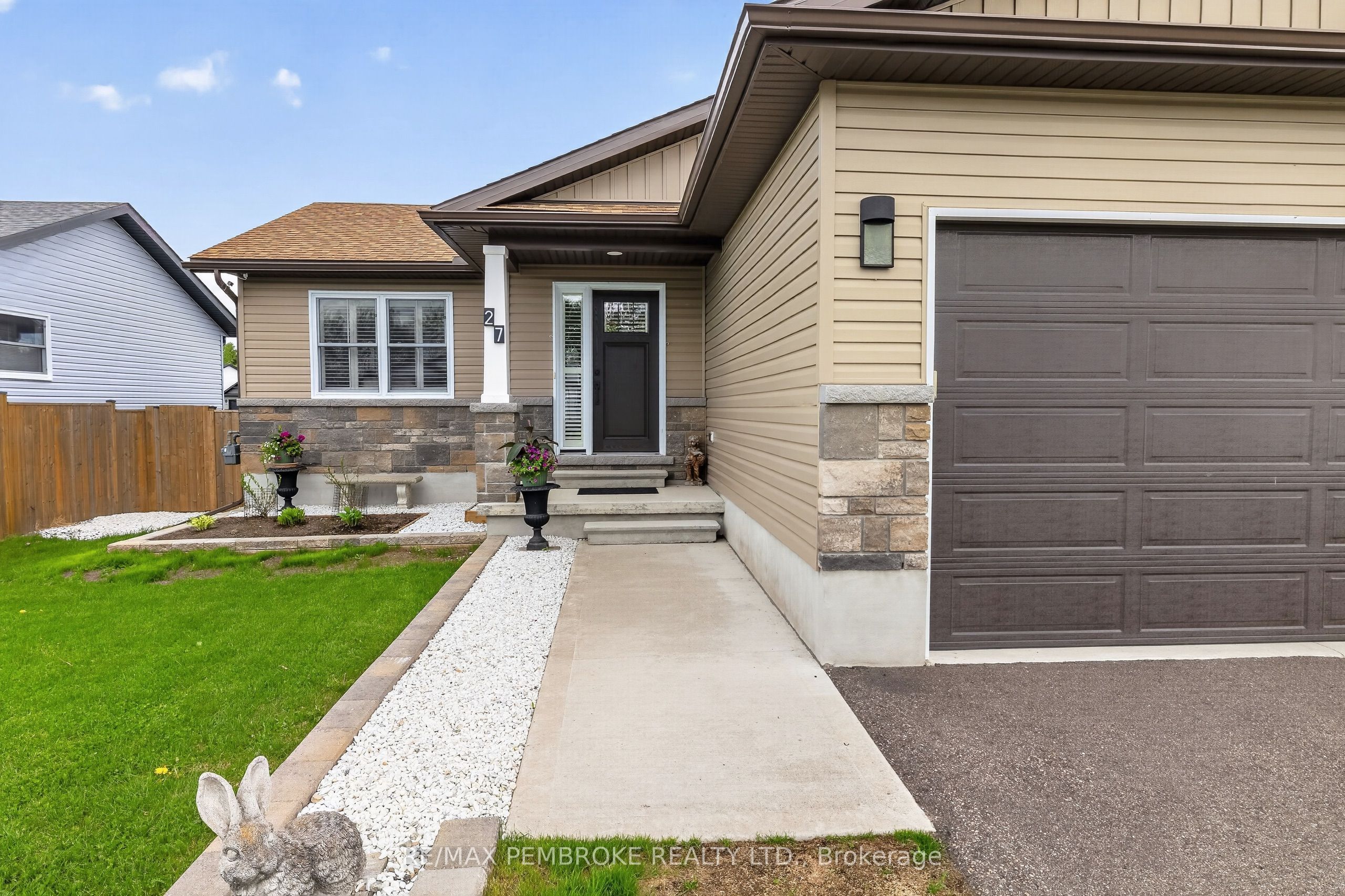 27 Terrance Drive, Petawawa, ON K8H 0H3 photo 2
