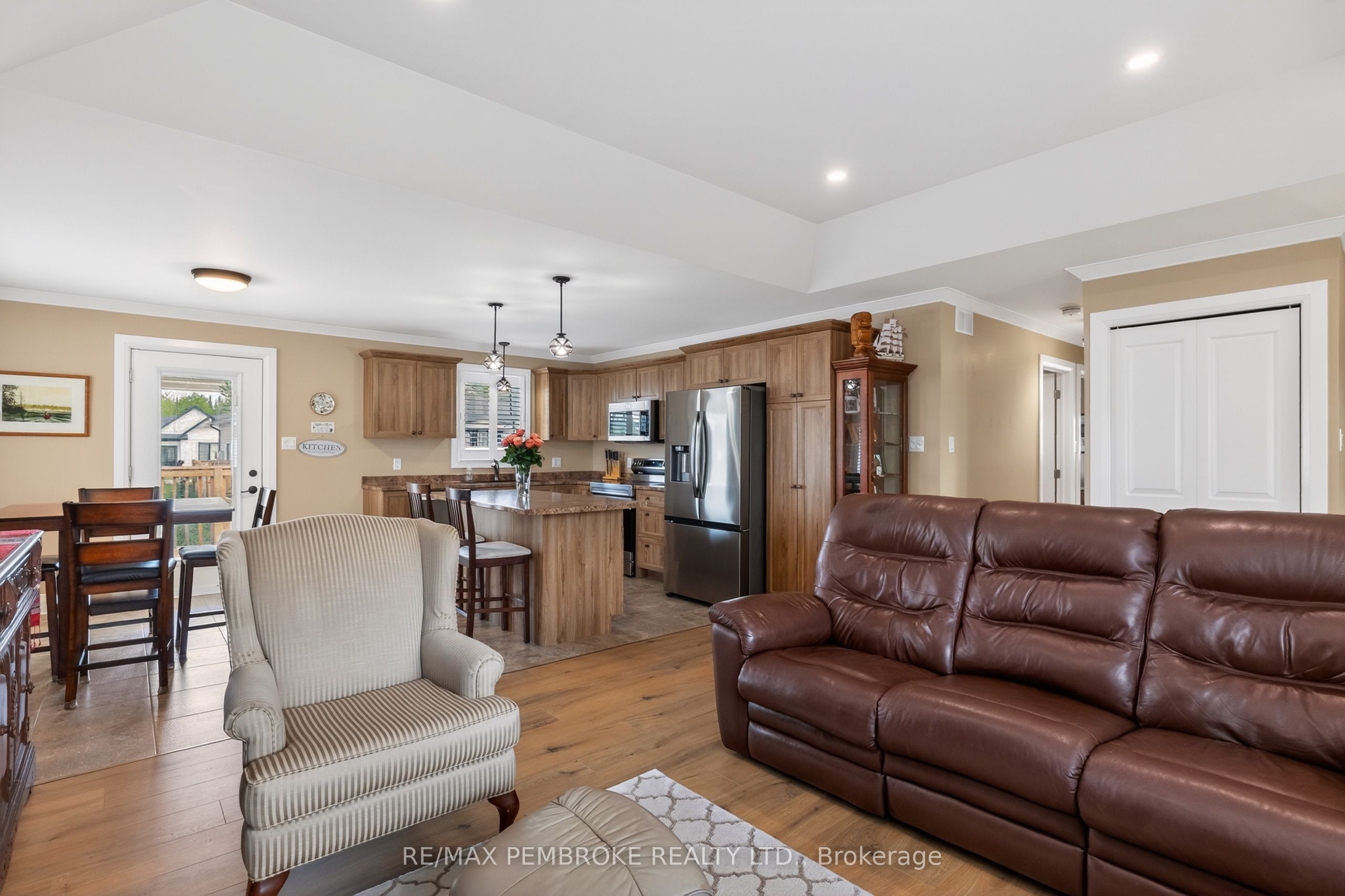 27 Terrance Drive, Petawawa, ON K8H 0H3 photo 5