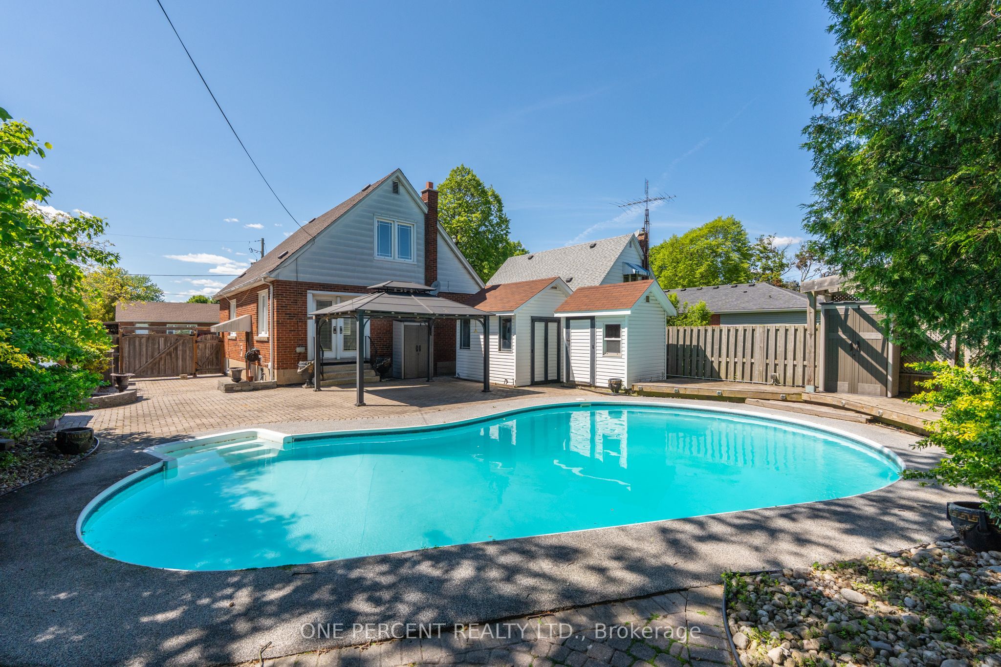 27 Delevan Crescent, Hamilton, ON L9A 4A8