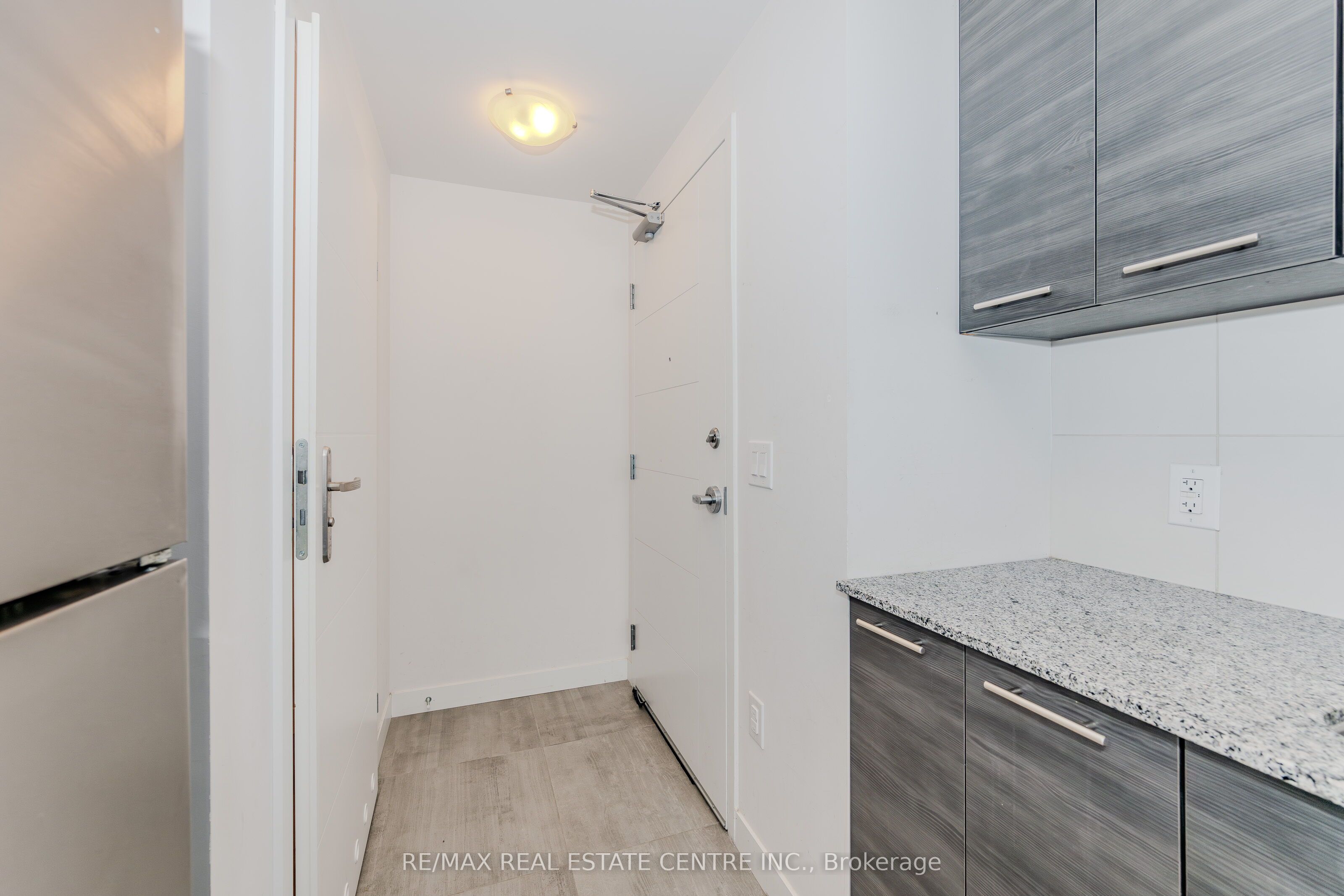 251 Hemlock Street 707, Waterloo, ON N2L 0H2 photo 3