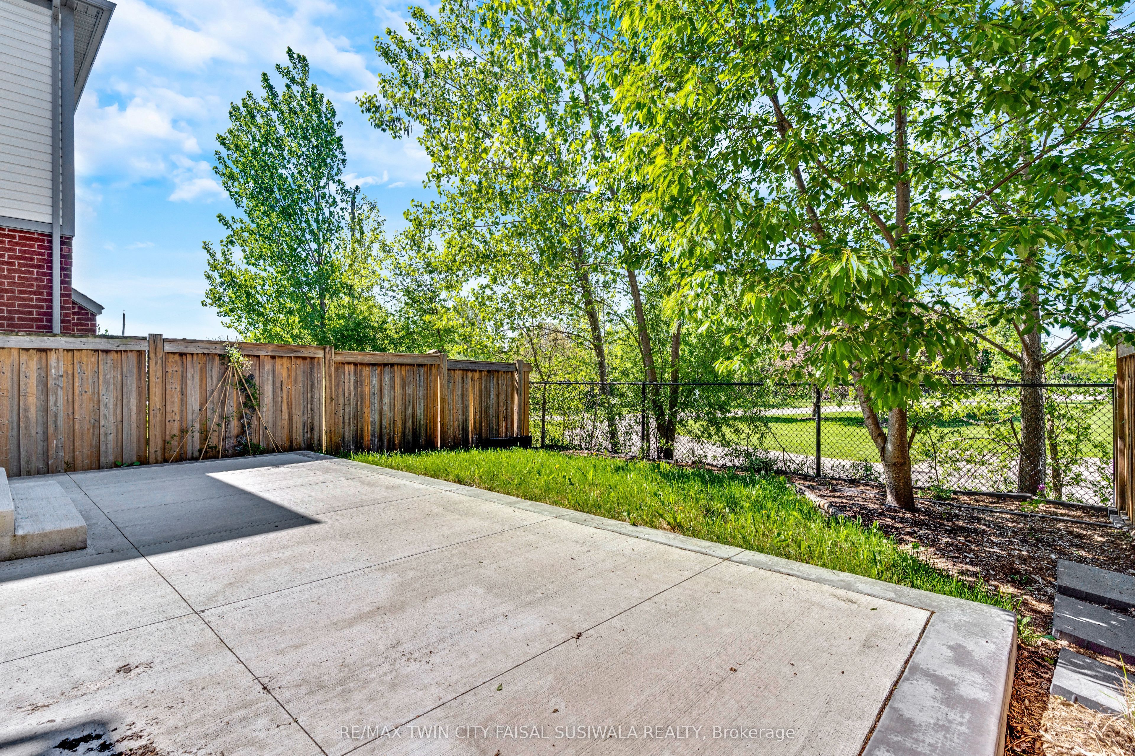 290 Apple Hill Crescent, Kitchener, ON N2R 0E5 photo 3