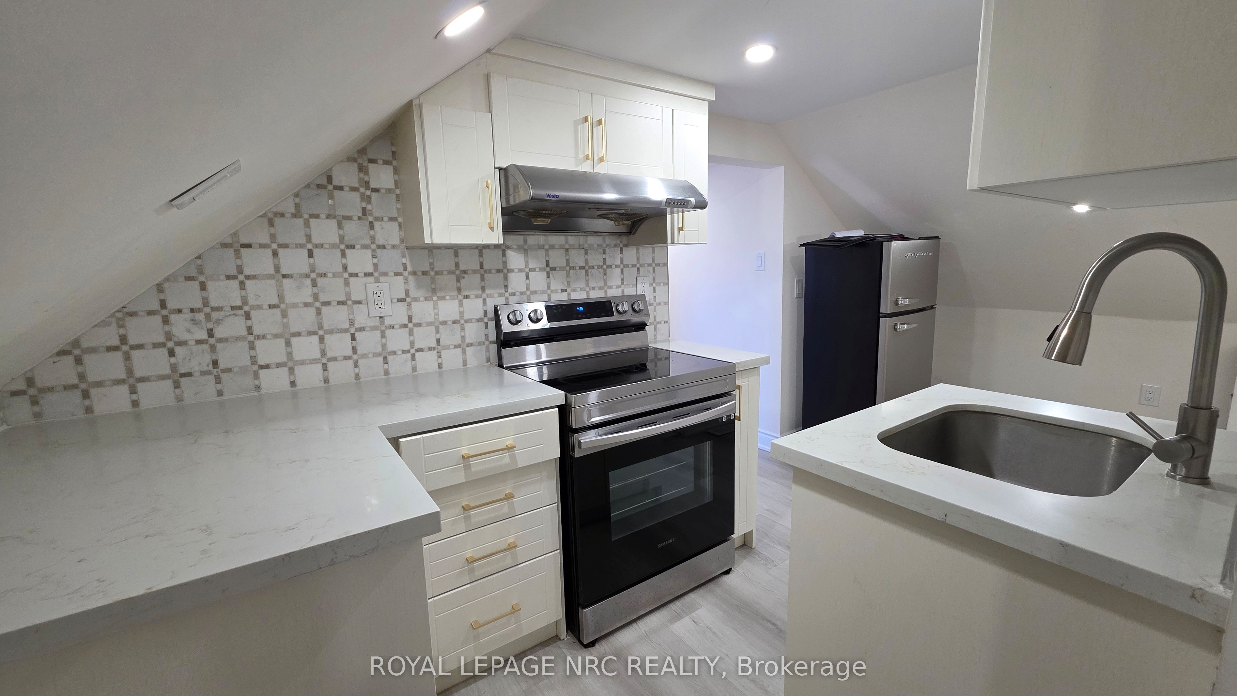 69 Vine Street 2, St. Catharines, ON L2R 3X9 photo 3