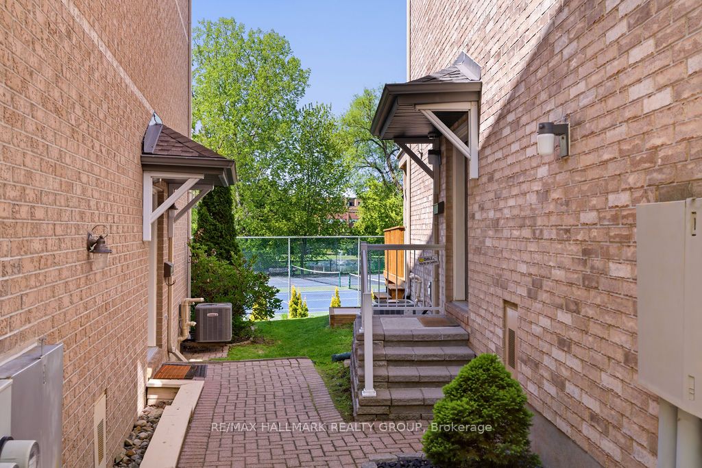 8 Pondside Private, Manor Park - Cardinal Glen and Area, ON K1K 4X3 photo 2