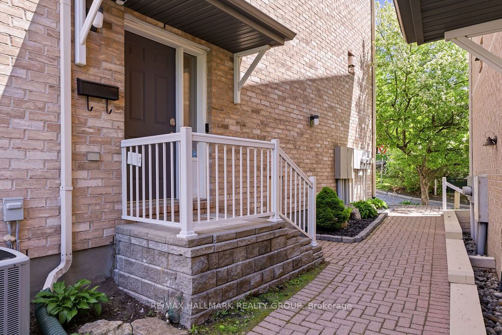 8 Pondside Private, Manor Park - Cardinal Glen and Area, ON K1K 4X3 photo 3