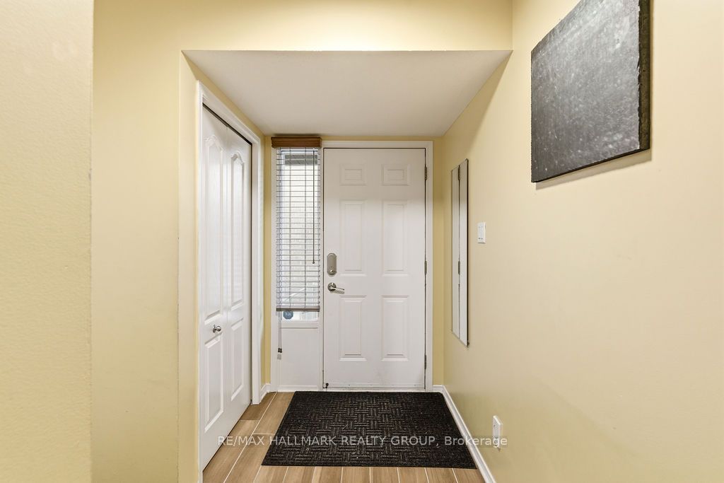 8 Pondside Private, Manor Park - Cardinal Glen and Area, ON K1K 4X3 photo 4