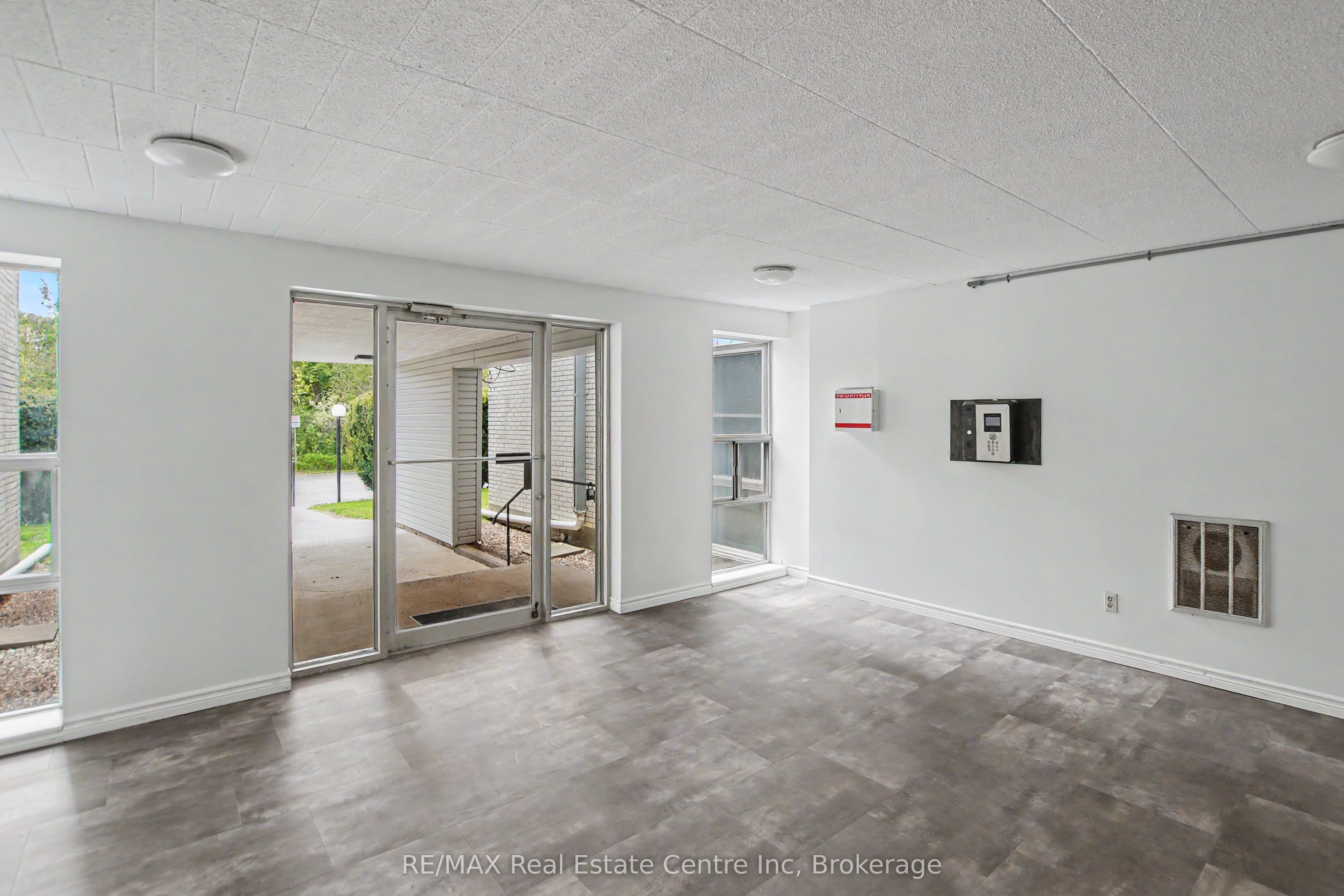 105 Conroy Crescent 412, Guelph, ON N1G 2V5 photo 2