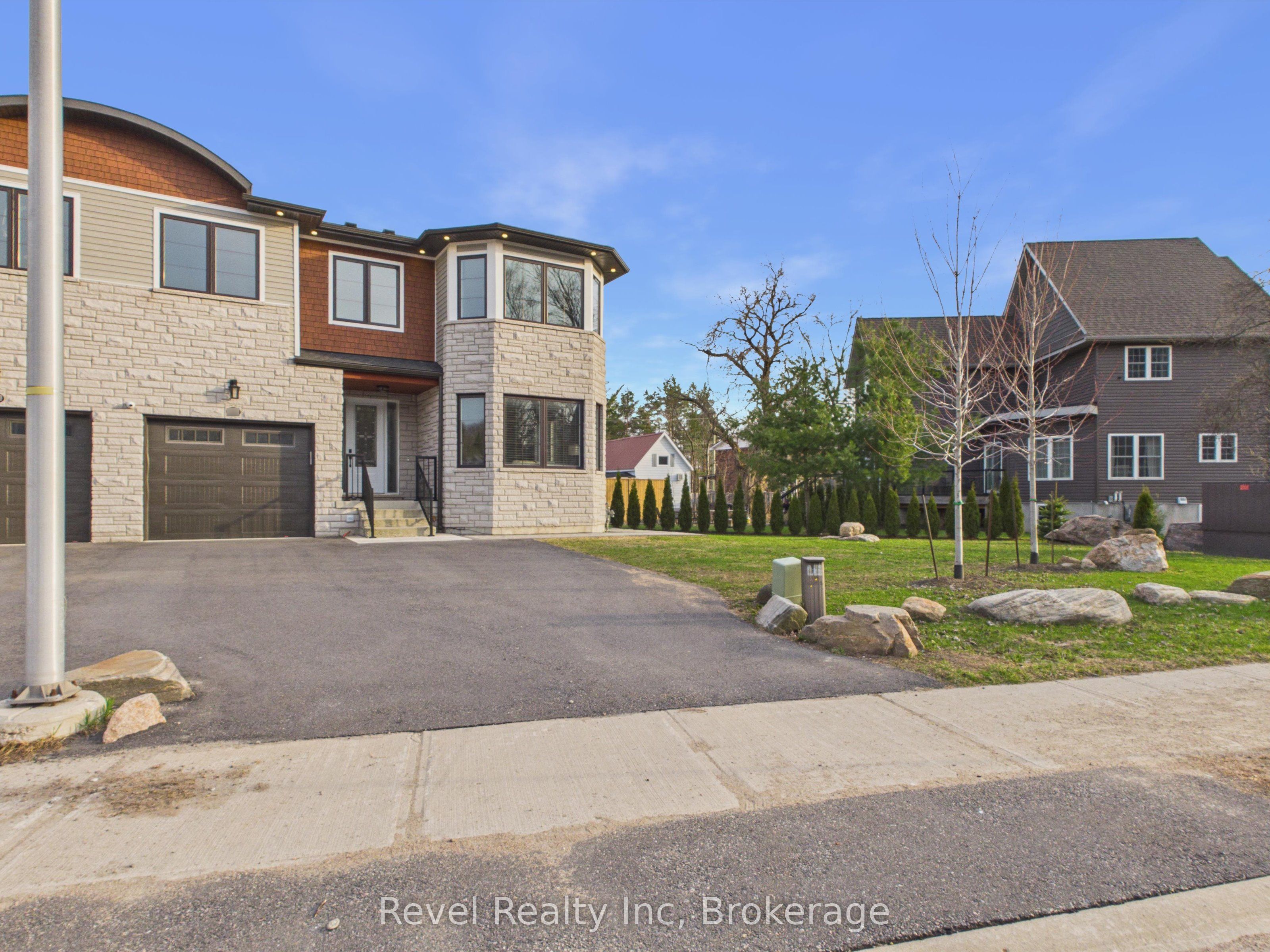 181 Anglo Street, Bracebridge, ON P1L 2H3 photo 2