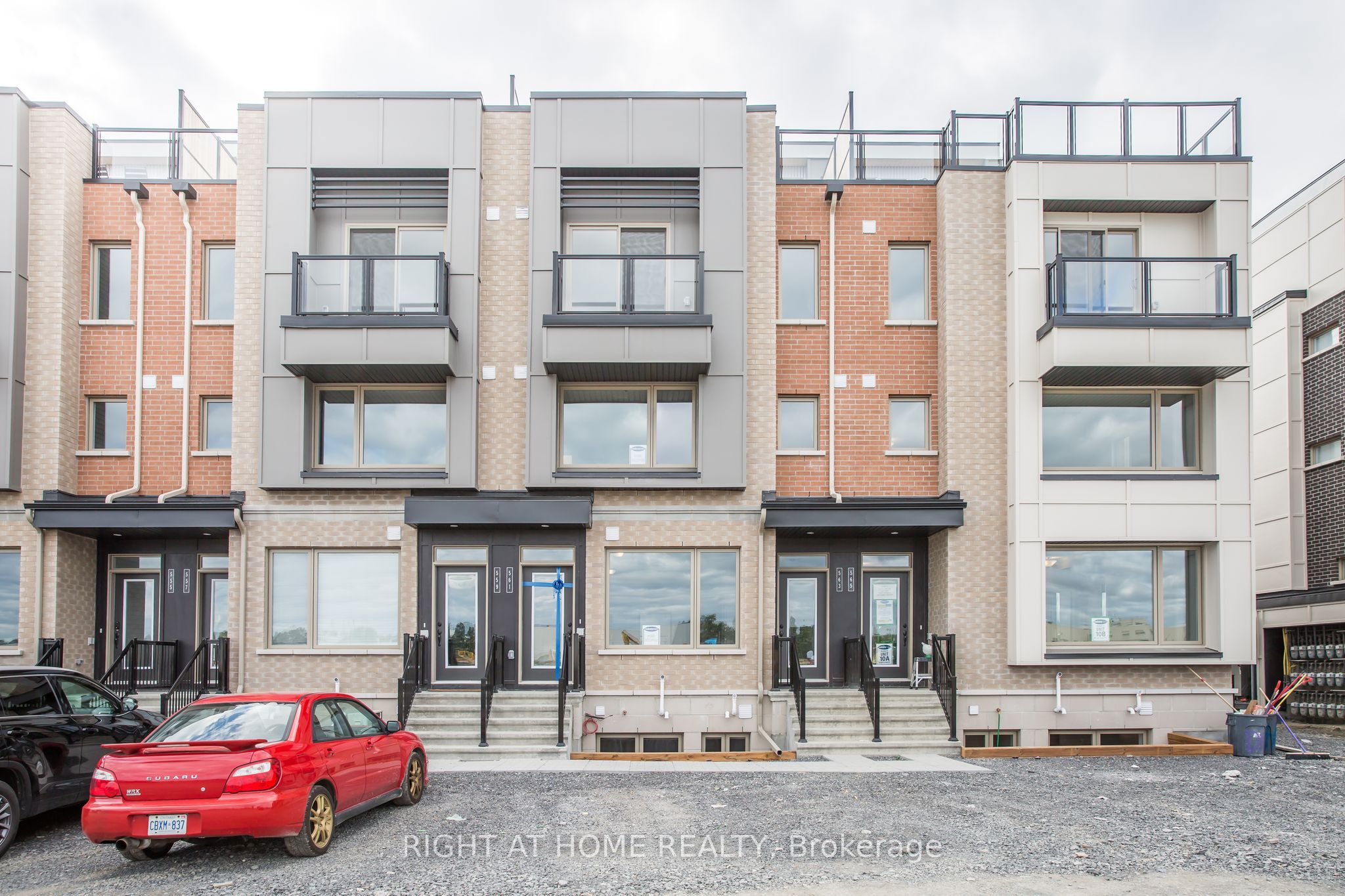 561 OZAWA Private, Manor Park - Cardinal Glen and Area, ON K1K 5G8
