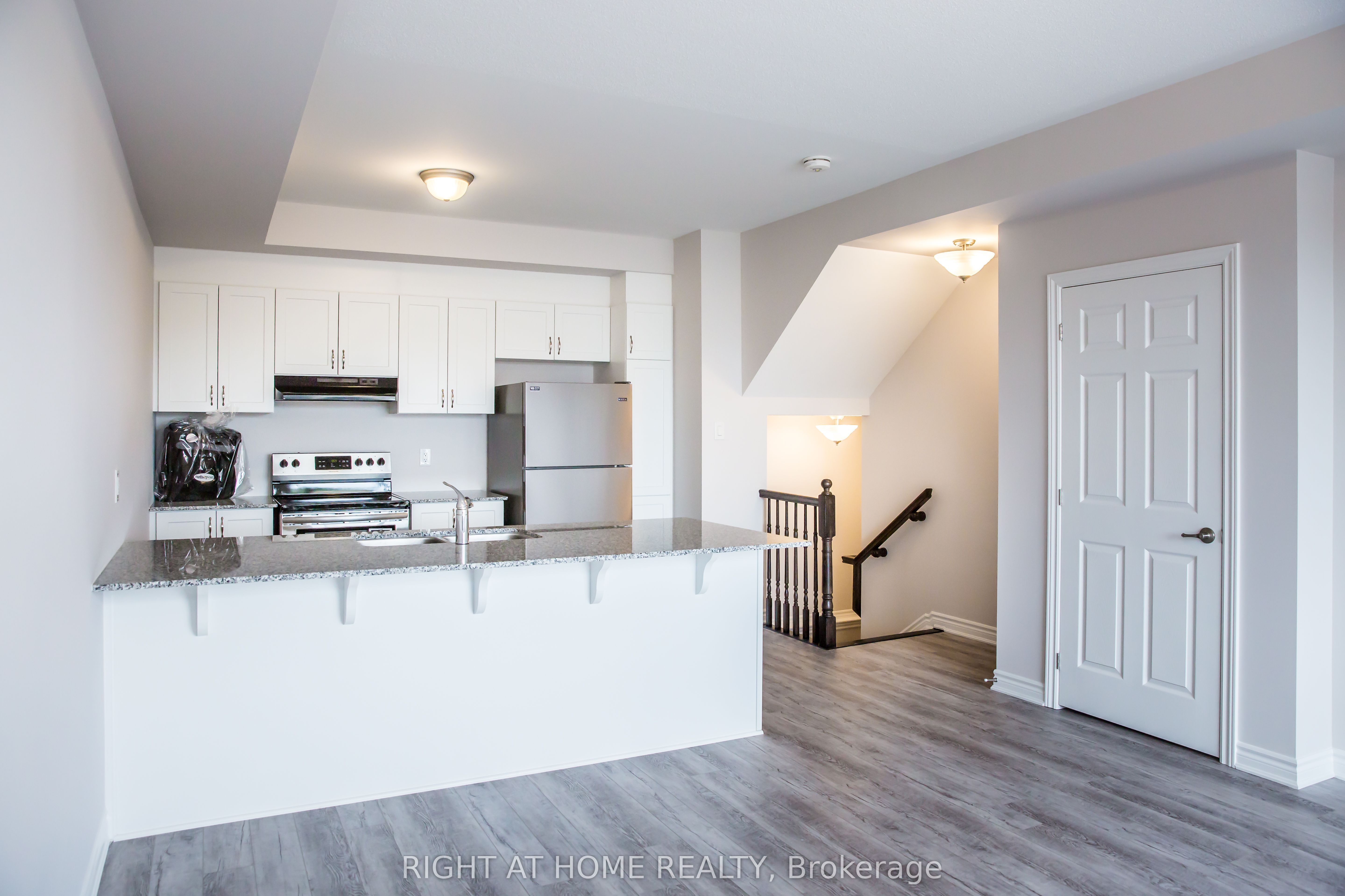 561 OZAWA Private, Manor Park - Cardinal Glen and Area, ON K1K 5G8 photo 2